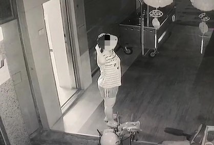 黎女被刺之前監視器留下她最後的身影。（警方提供）