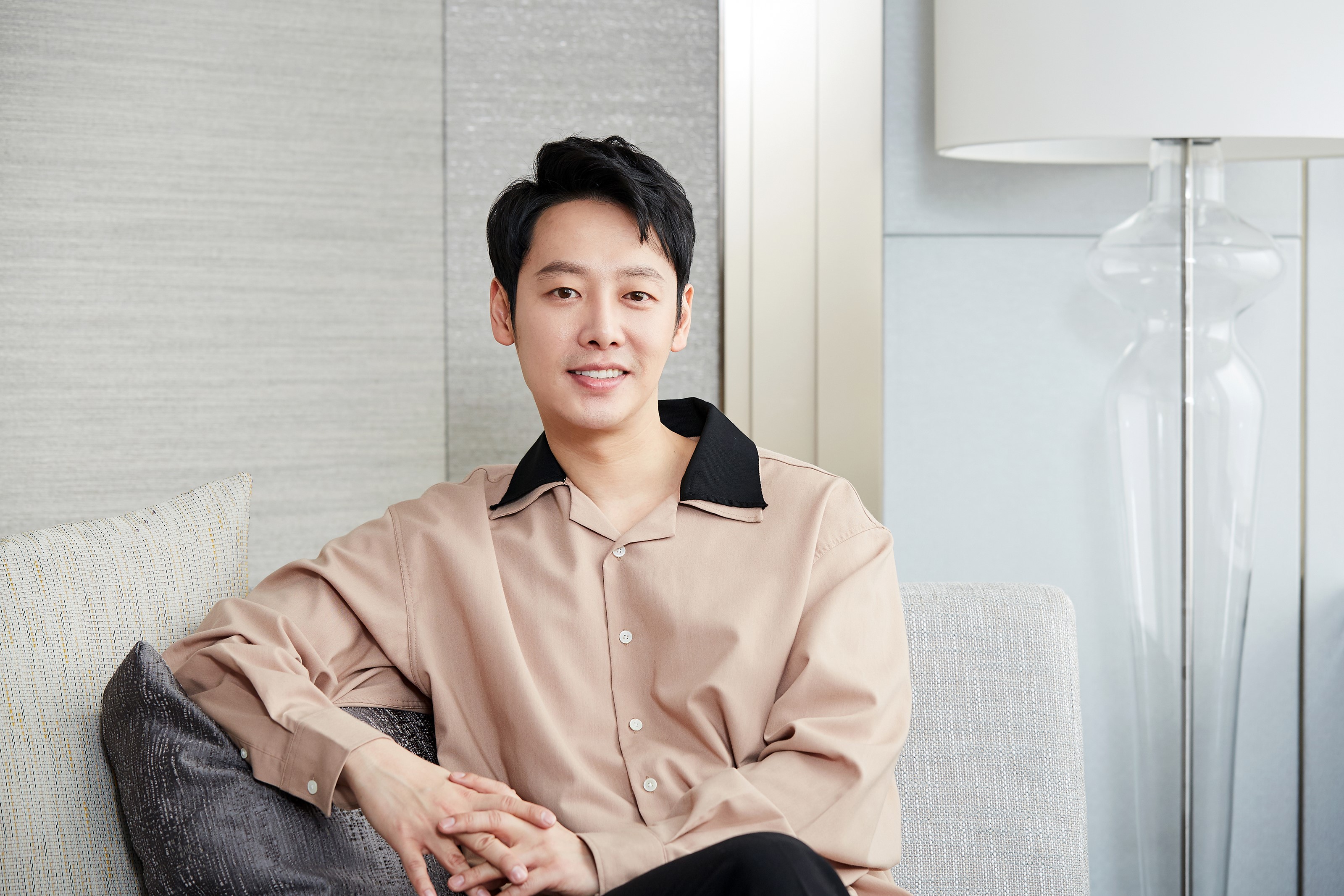 《與神同行》票房口碑雙贏，演員金東昱坦言最感激猶如恩人一般的金容華導演。（LOTTE娛樂提供）