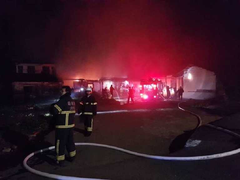 消防人員趕抵現場,平房已經陷在火海裡了。(消防局提供)