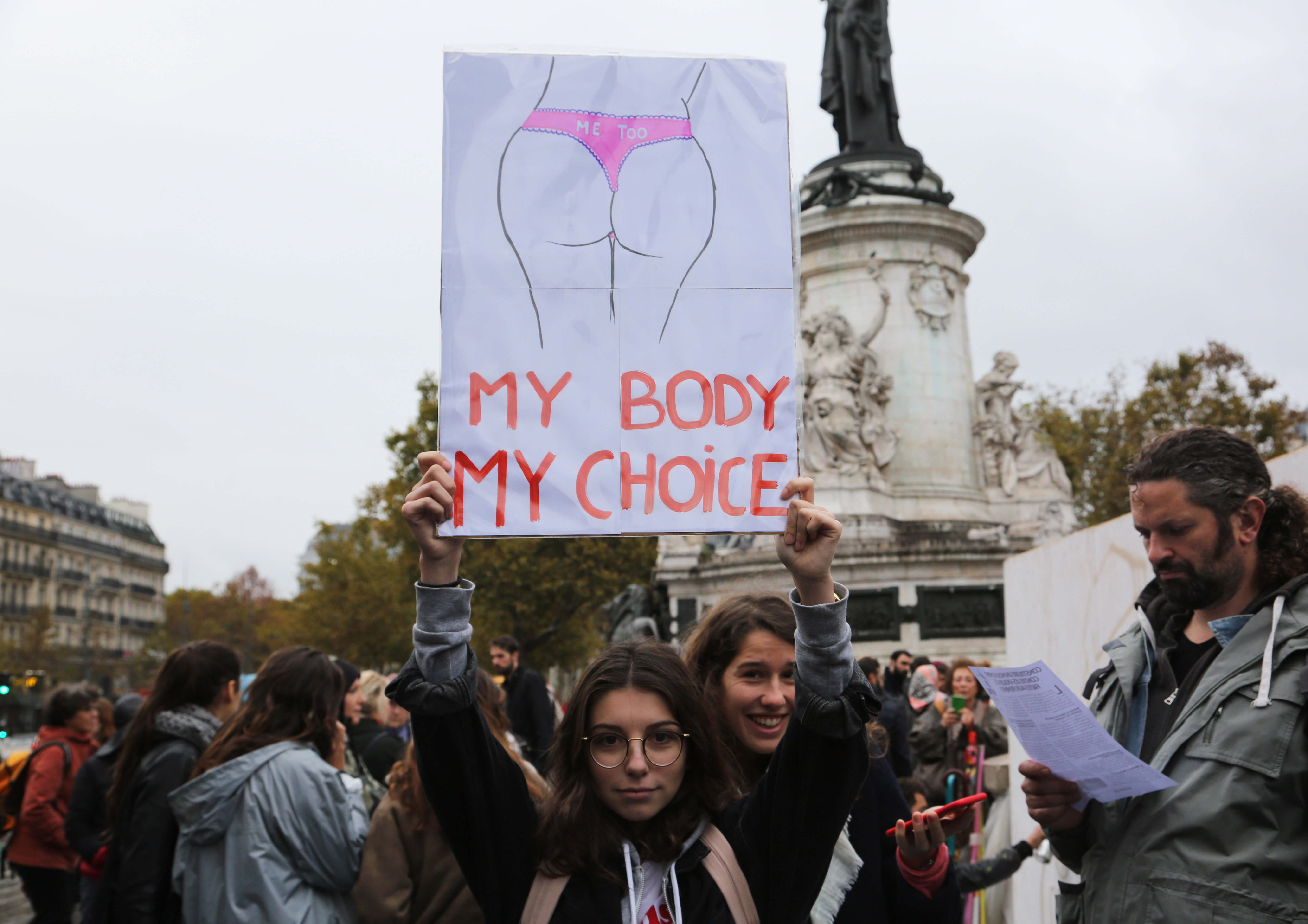 2017年10月29日，在法國巴黎抗議性暴力與性騷擾的示威活動。（東方IC）