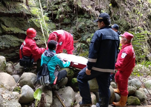 消防人員在樟工巷附近山溝找到老婦屍體。（消防局提供）