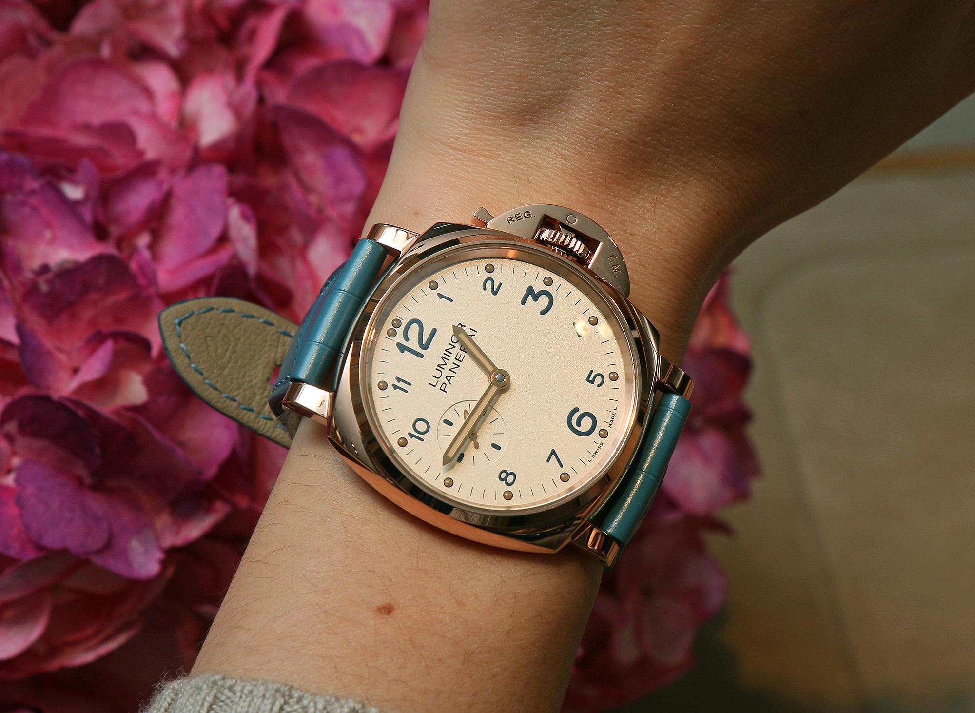 Luminor Due 3 Days Oro Rosso（PAM00741），42mm紅金材質錶殼，米白色面盤搭配藍色刻度，建議售價NT$724,000。