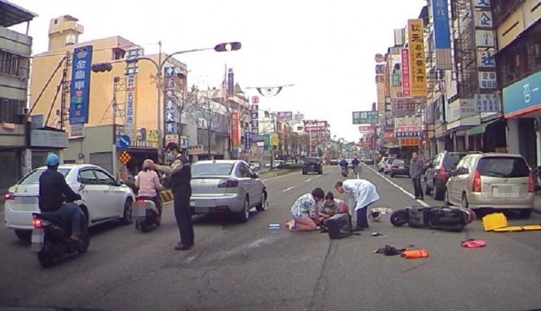 老夫妻雙載遭追撞,急診室人員立刻出動搶救。(消防局提供)