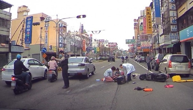 老夫妻雙載遭追撞，急診室人員立刻出動搶救。（消防局提供）