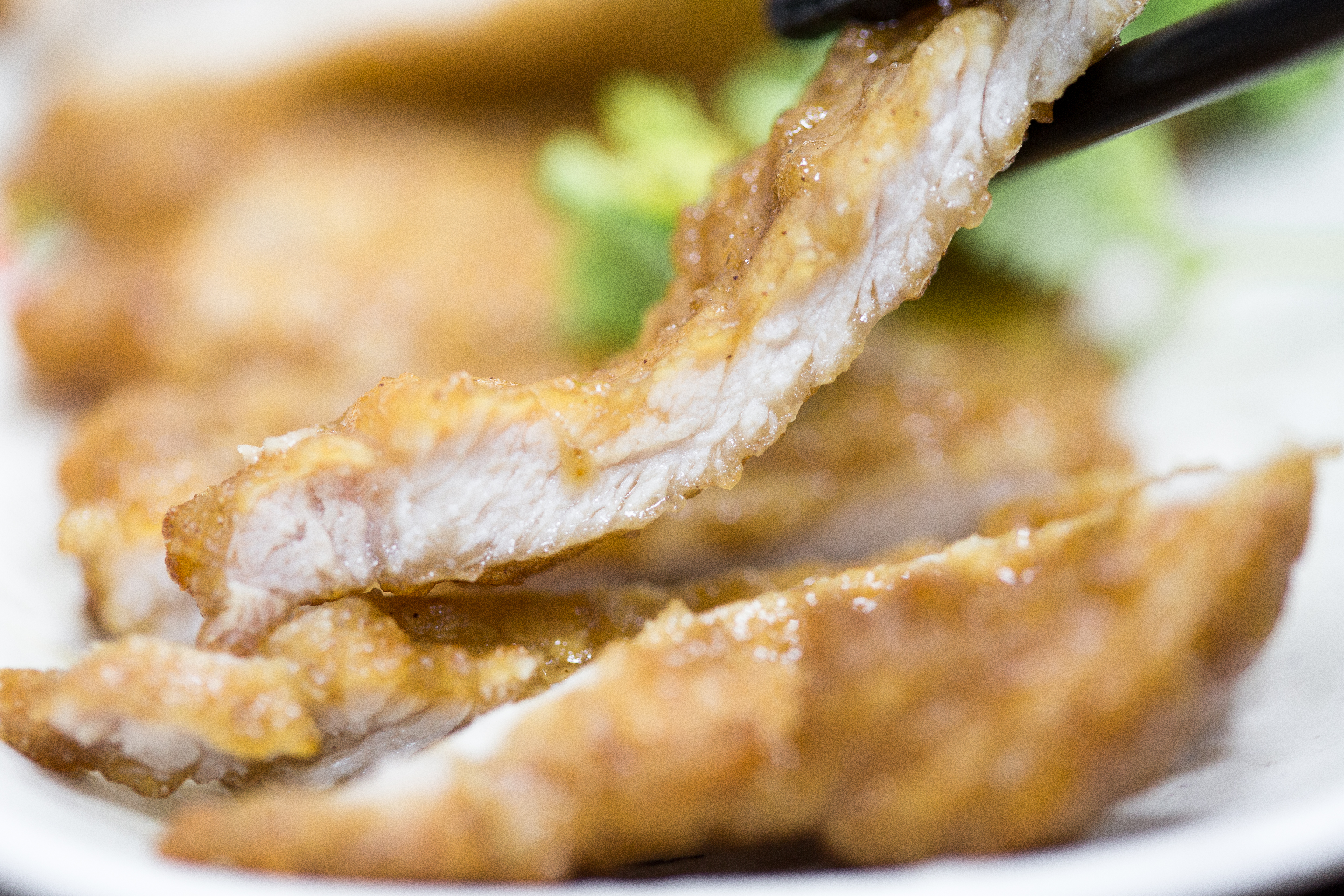 炸排骨是鹿港施米糕人氣產品，採濕式裹粉手法，更能吃得到肉質鮮甜原味。（35元/份）