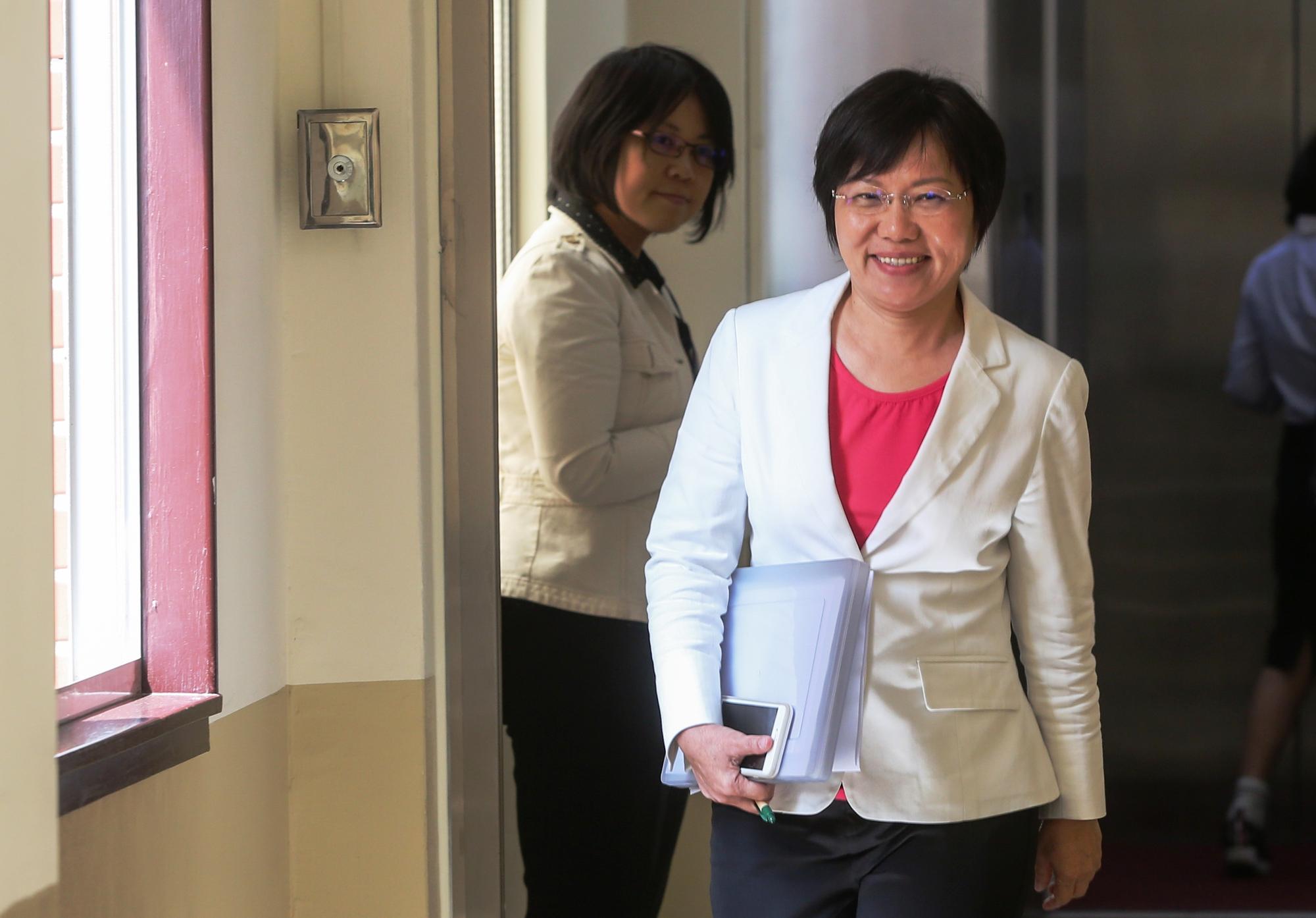 民進黨立委劉世芳今宣布退出民進黨高雄市長黨內初選，她表示目前還不知道民調結果。