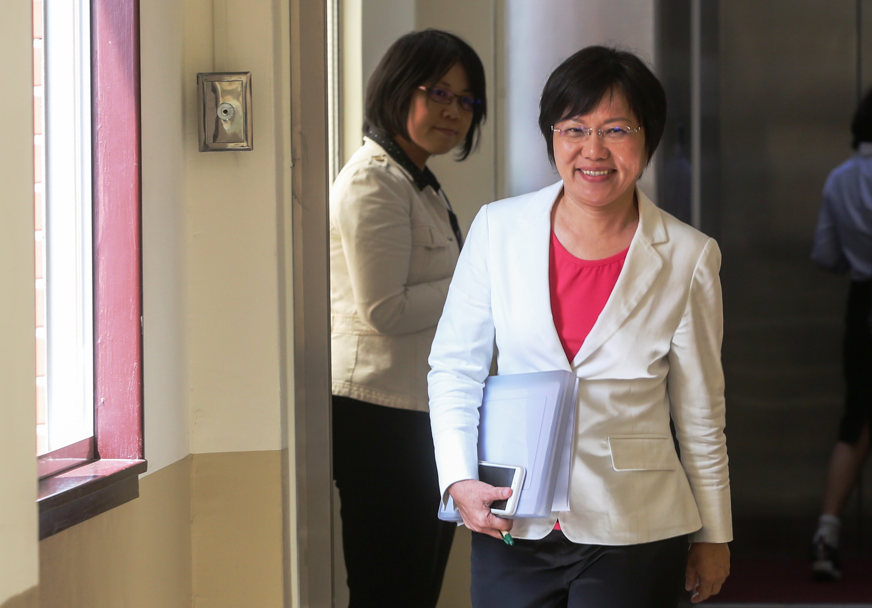 民進黨立委劉世芳今宣布退出民進黨高雄市長黨內初選，她表示目前還不知道民調結果。