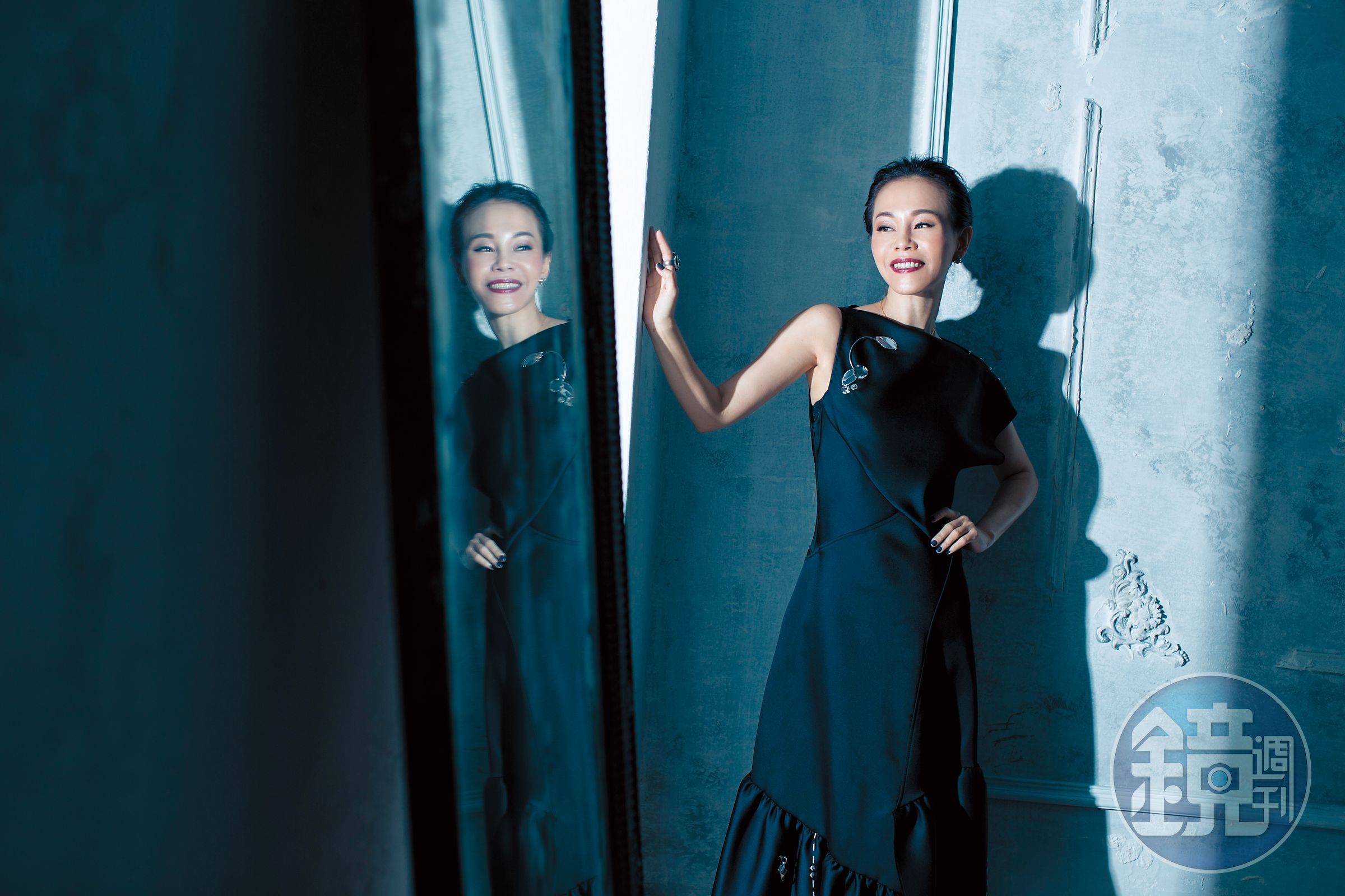 從沒唱片約的谷底走成金曲歌后，彭佳慧夠硬。「不論什麼圈子，只要自己信念不夠堅定，不夠了解自己，不夠有原則，你很容易就會被吞噬，就消失了。」