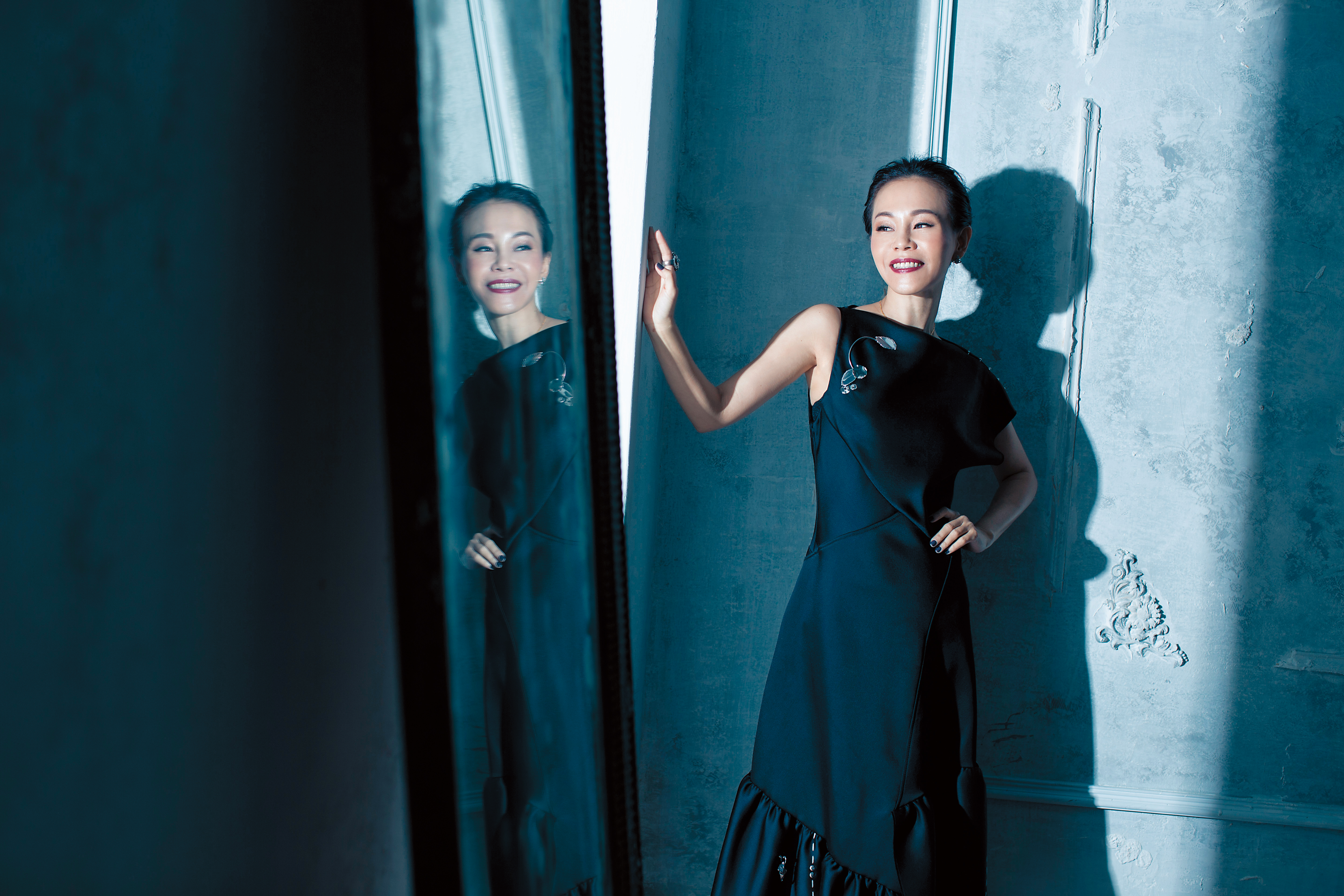 從沒唱片約的谷底走成金曲歌后，彭佳慧夠硬。「不論什麼圈子，只要自己信念不夠堅定，不夠了解自己，不夠有原則，你很容易就會被吞噬，就消失了。」