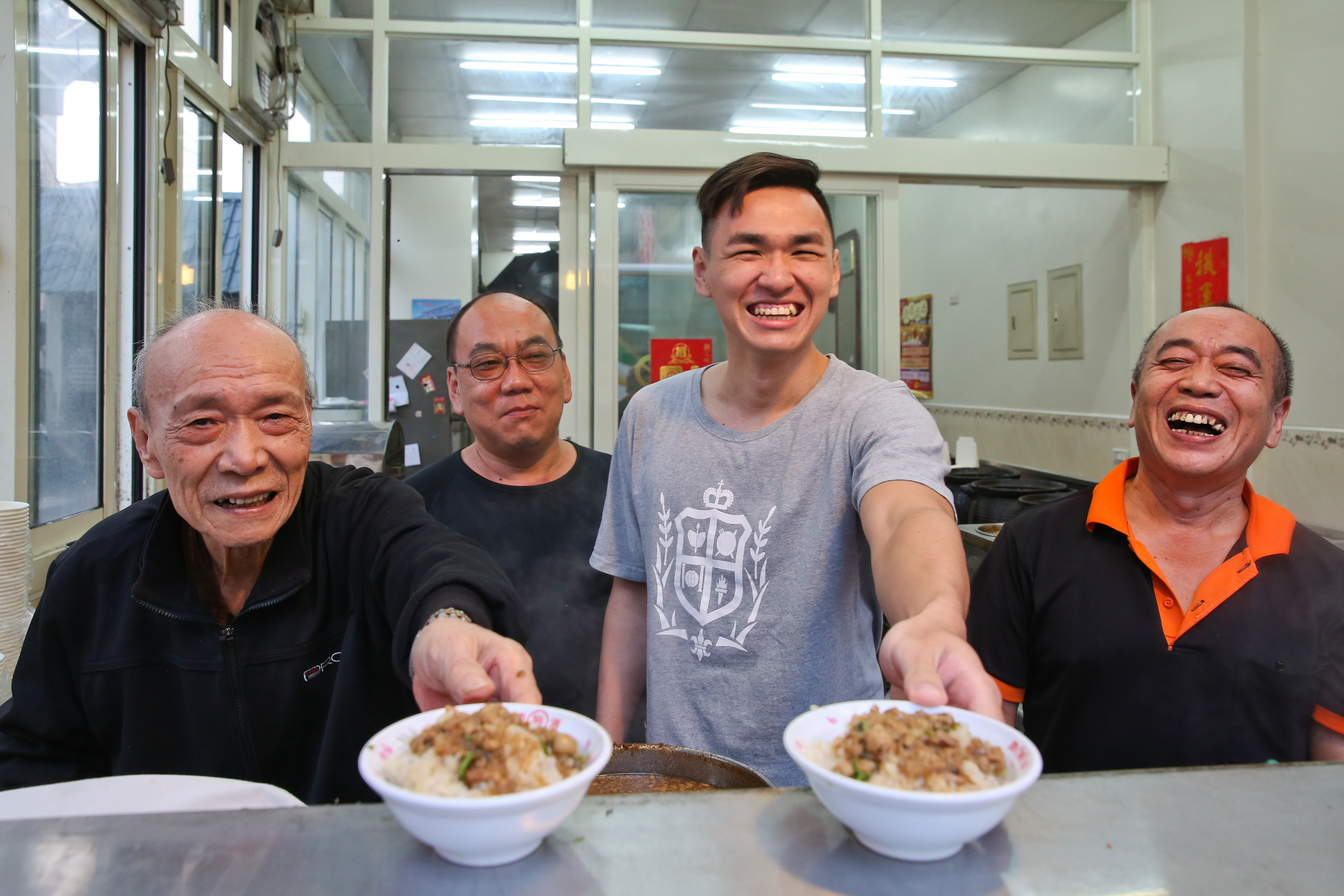 鹿港施米糕由施世揚（左1）一手創立，傳給二個兒子，如今孫子施政佑（右2）也回家幫忙，傳承家族好手藝。