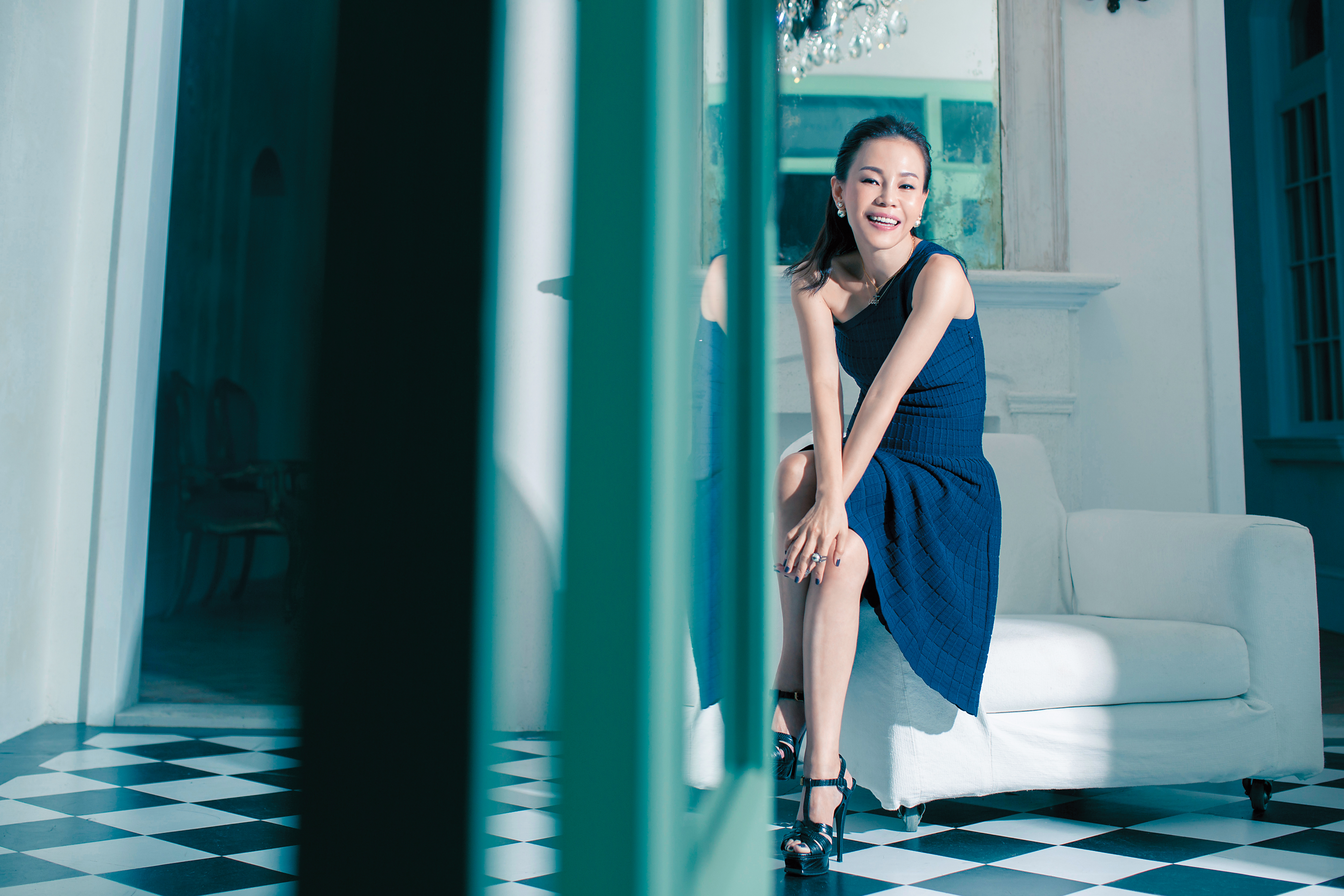 曾經彭佳慧看來面容憂苦，但如今，她被家庭溫柔滲透了，偶爾也洩露了開心幸福的氣息。