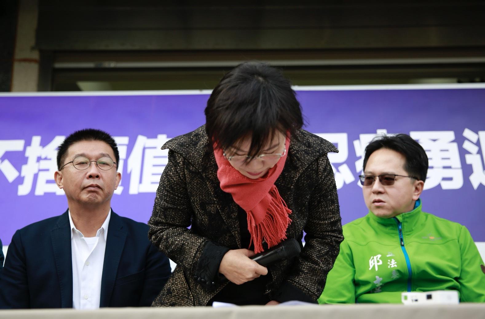 不忍花媽政績遭扭曲，也憂心黨內會激化對立，劉世芳含淚退出市長初選。
