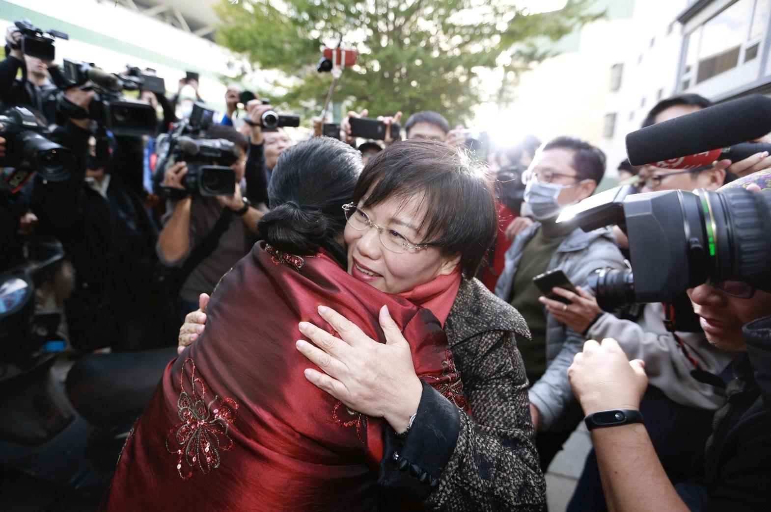 立委劉世芳宣布退出市長初選後，一度哽咽與支持者擁抱。
