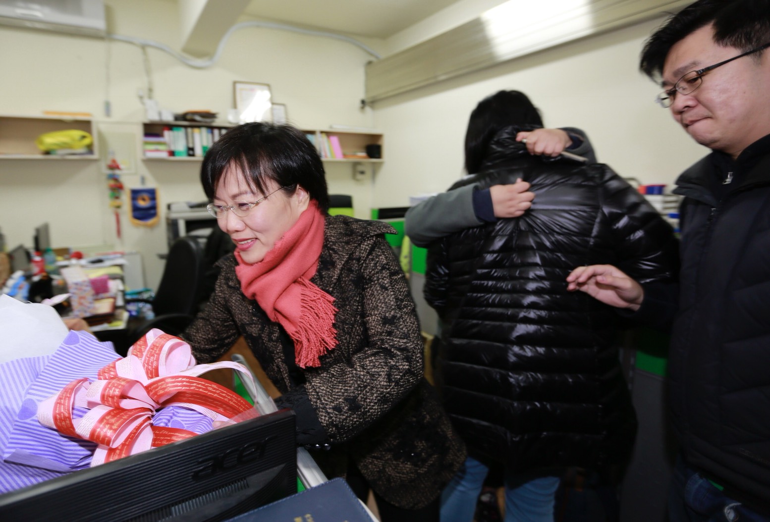 面對劉世芳退選,支持者含淚不捨。