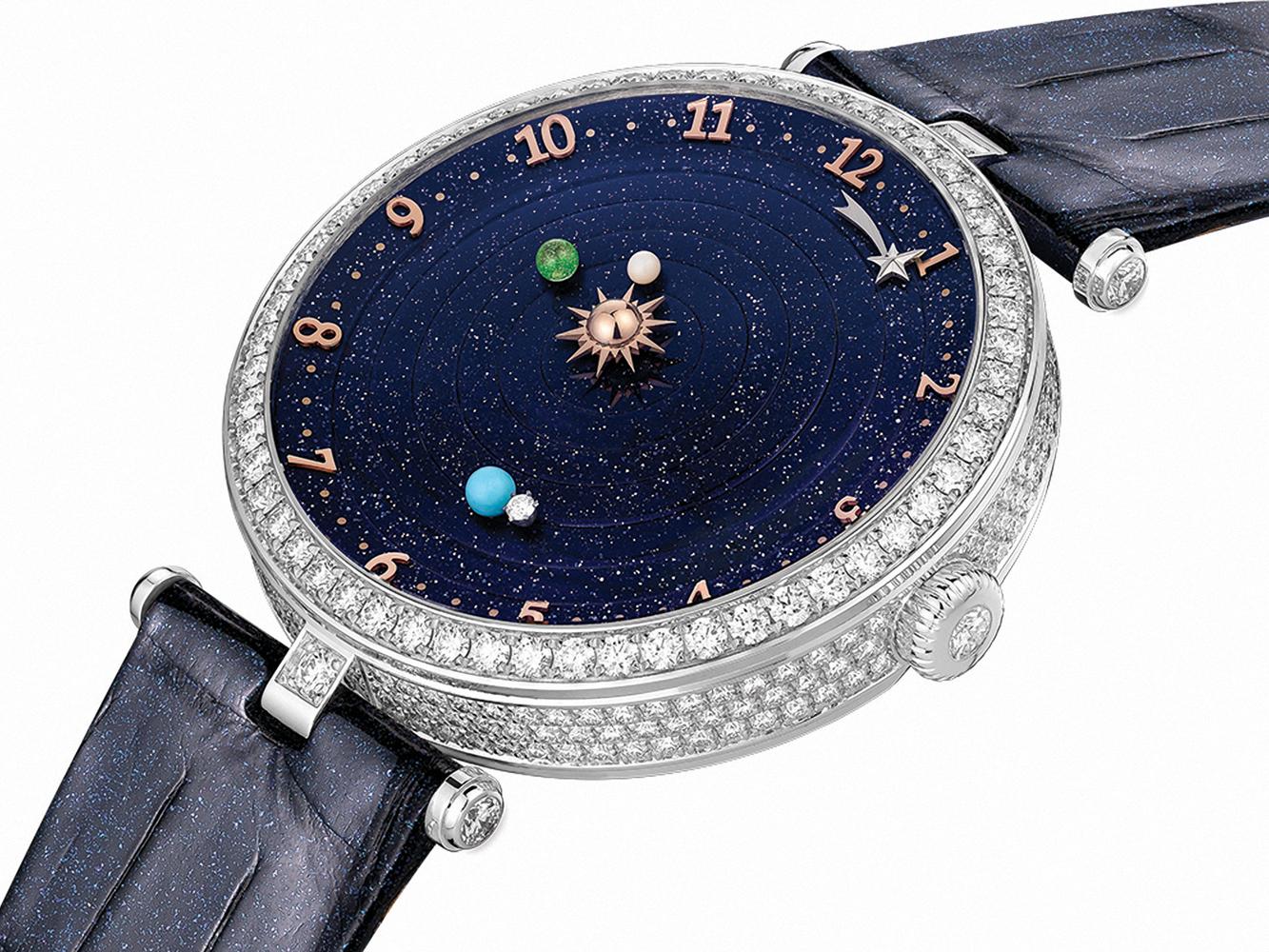 《Lady Arpels™ Planétarium Poetic Complications》每顆星體均按實際速度運行，如水星圍繞錶盤一圈需時88天、金星為224天、地球則是365天，宛如一個微型的太陽系。 功能：時間顯示；太陽系行星運行顯示；錶背月相與日期、月份、年份顯示/機芯：自動上鏈機芯/定價：未定（限量發行）