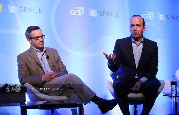 迪士尼集團的ABC電視公司總裁班薛伍德(右)日前應邀出席CES展,暢談電視的未來,以及在影音串流事業扮演的角色。(東方IC)