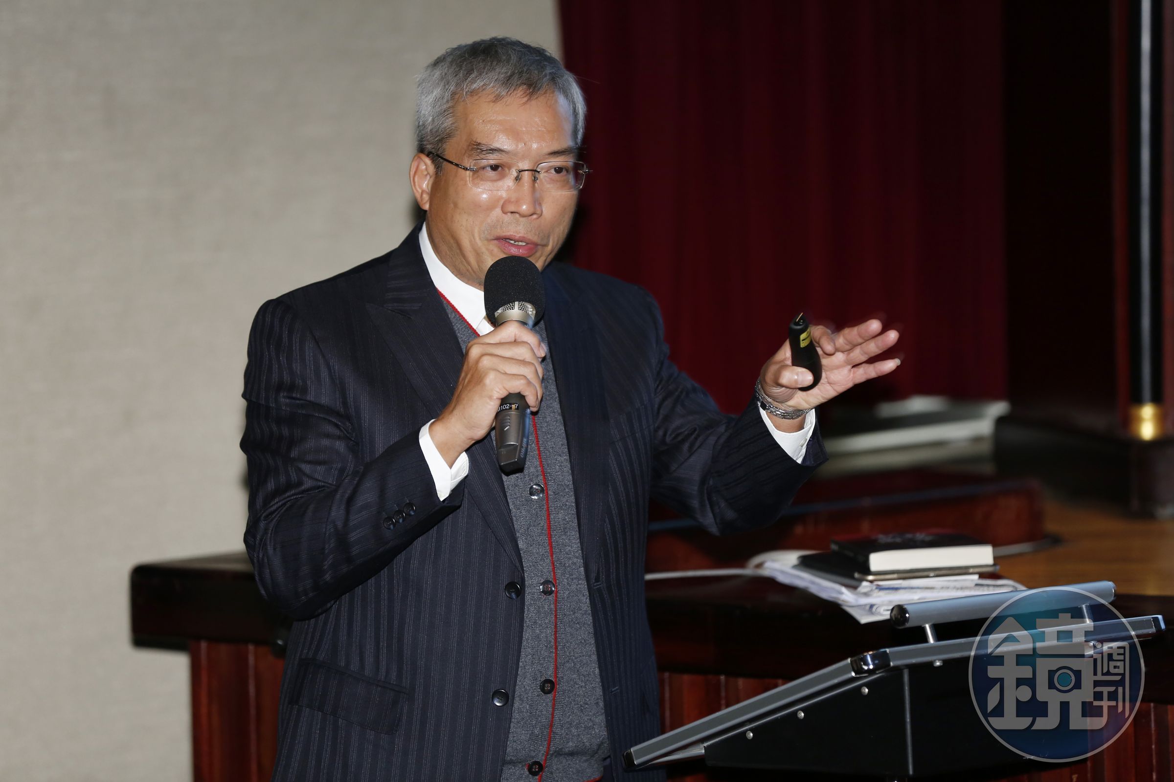 謝金河在臉書po文，以「計程車司機的當頭棒喝」為題，來表達他對這次修法的看法。