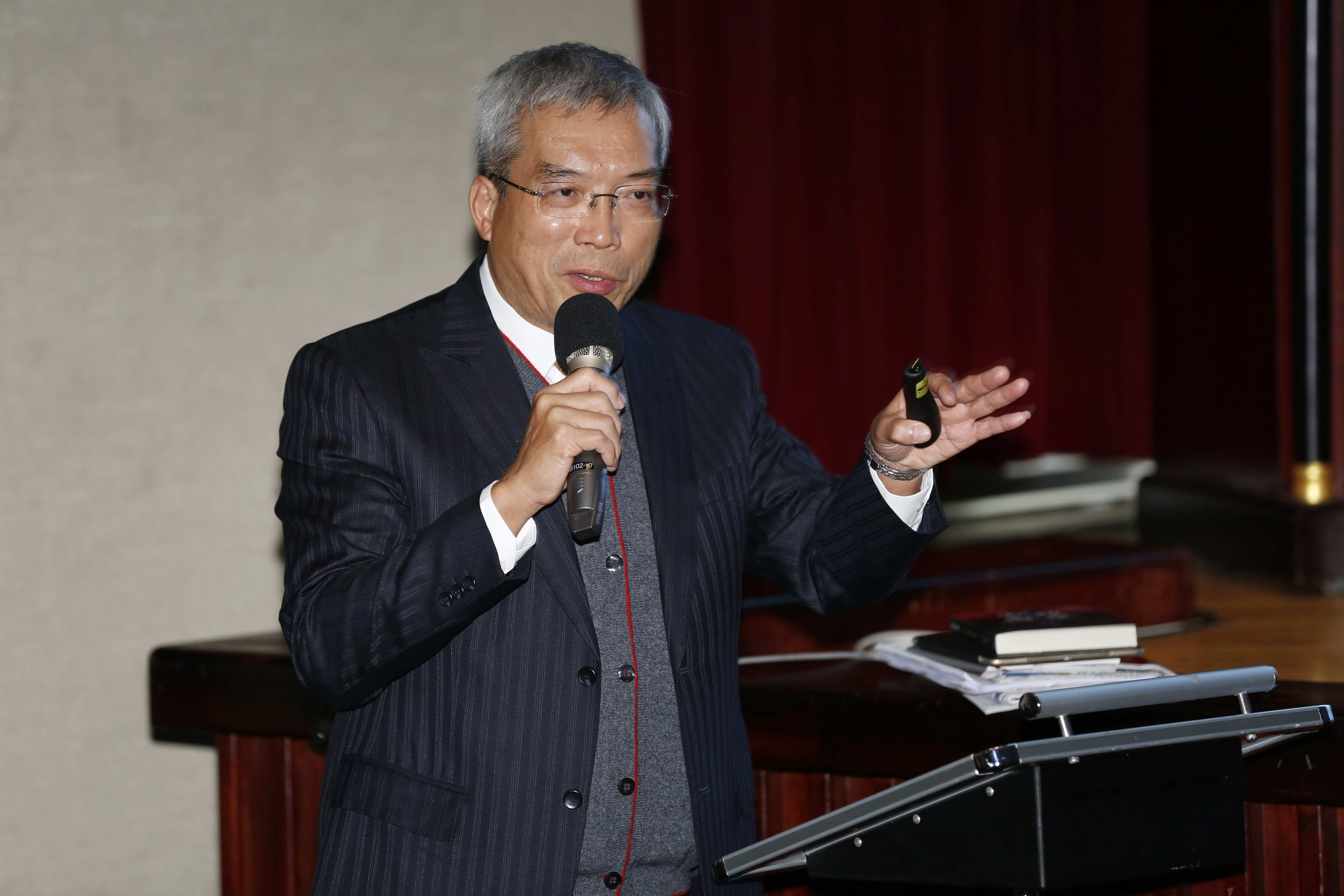 謝金河在臉書po文，以「計程車司機的當頭棒喝」為題，來表達他對這次修法的看法。