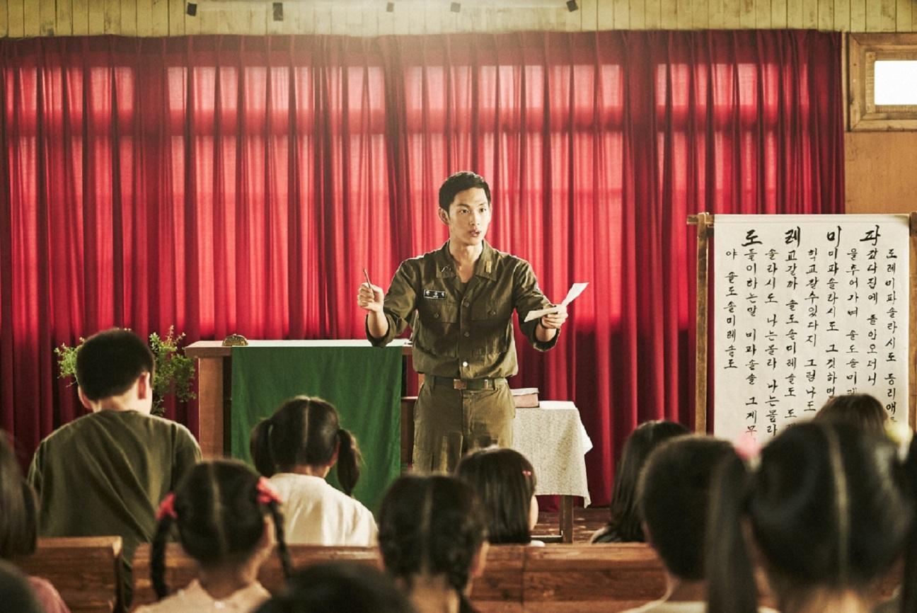 任時完首次挑戰軍人角色,展現成熟的男性魅力。(華聯國際提供)