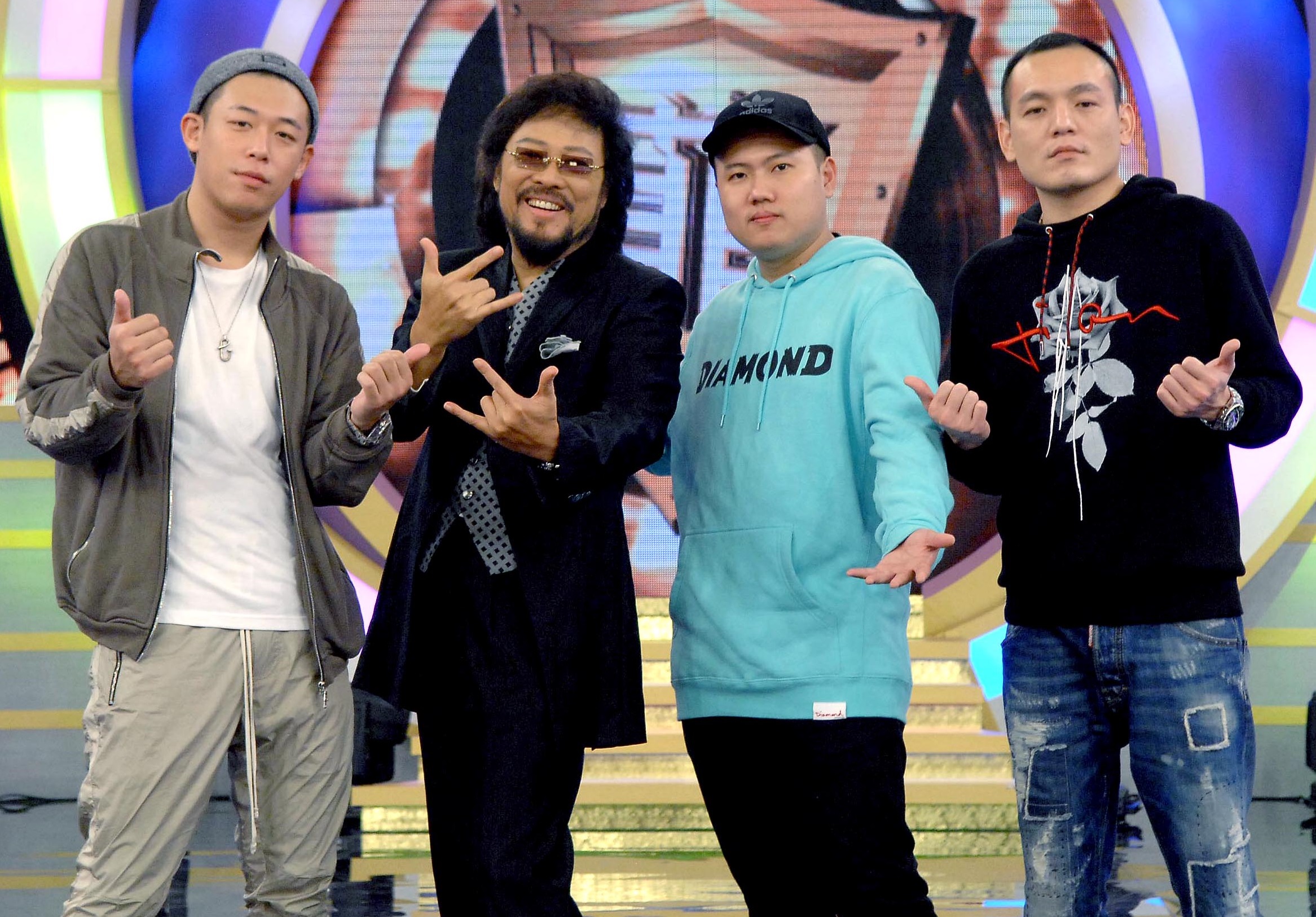 人氣團體玖壹壹上張菲節目跟著主持人一起搞笑。（華視提供）