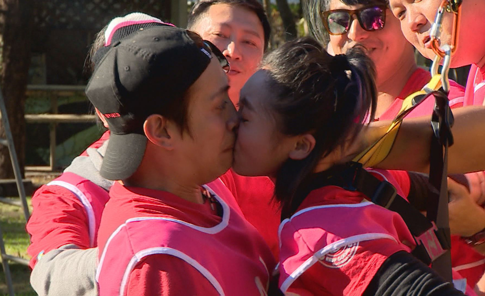 鯰魚哥與張文綺在節目中被拱接吻。（台視提供）