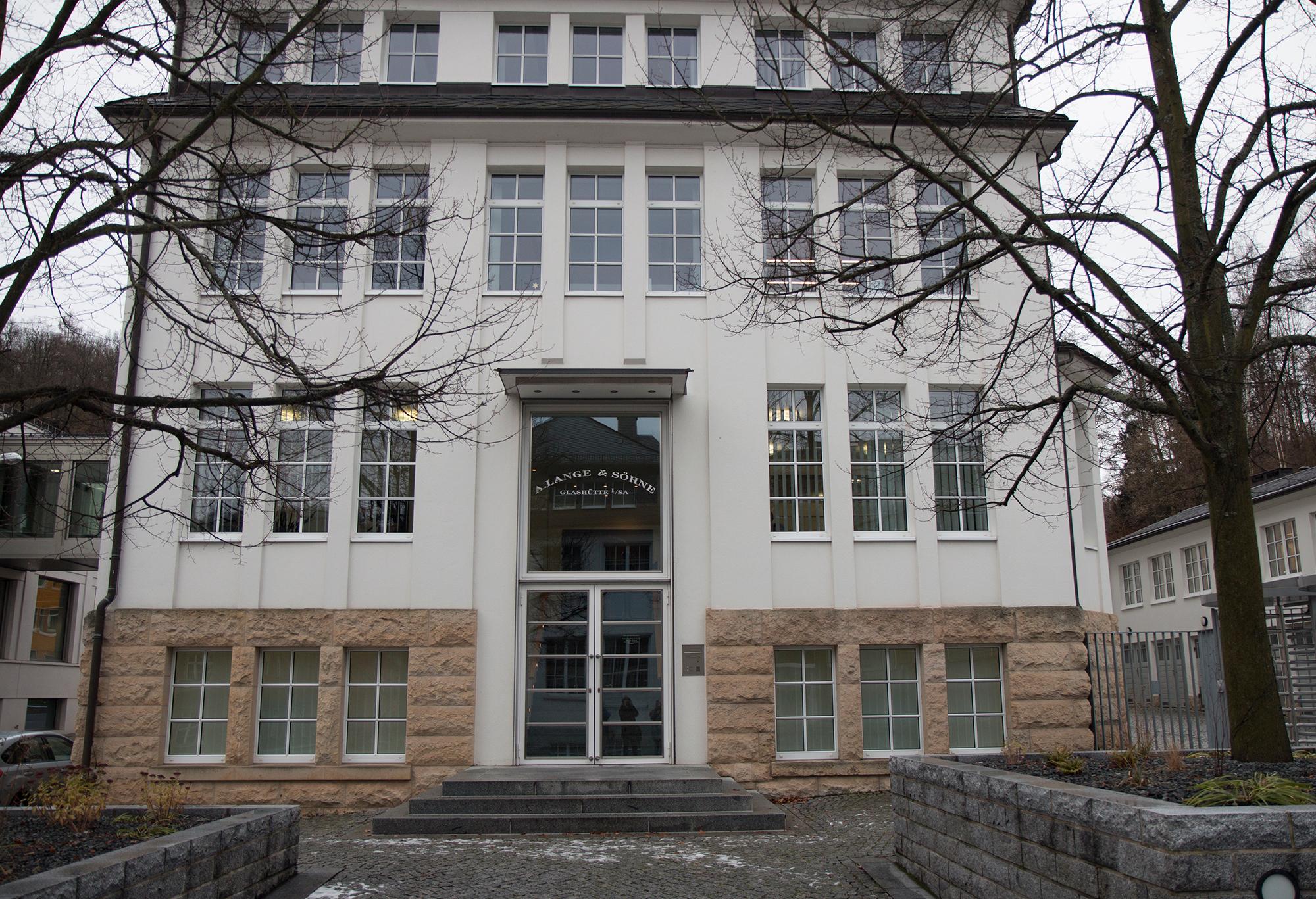 1990年代復興後的朗格同樣選在格拉蘇蒂重建錶廠，距離過去朗格故居僅短短數分鐘路程。