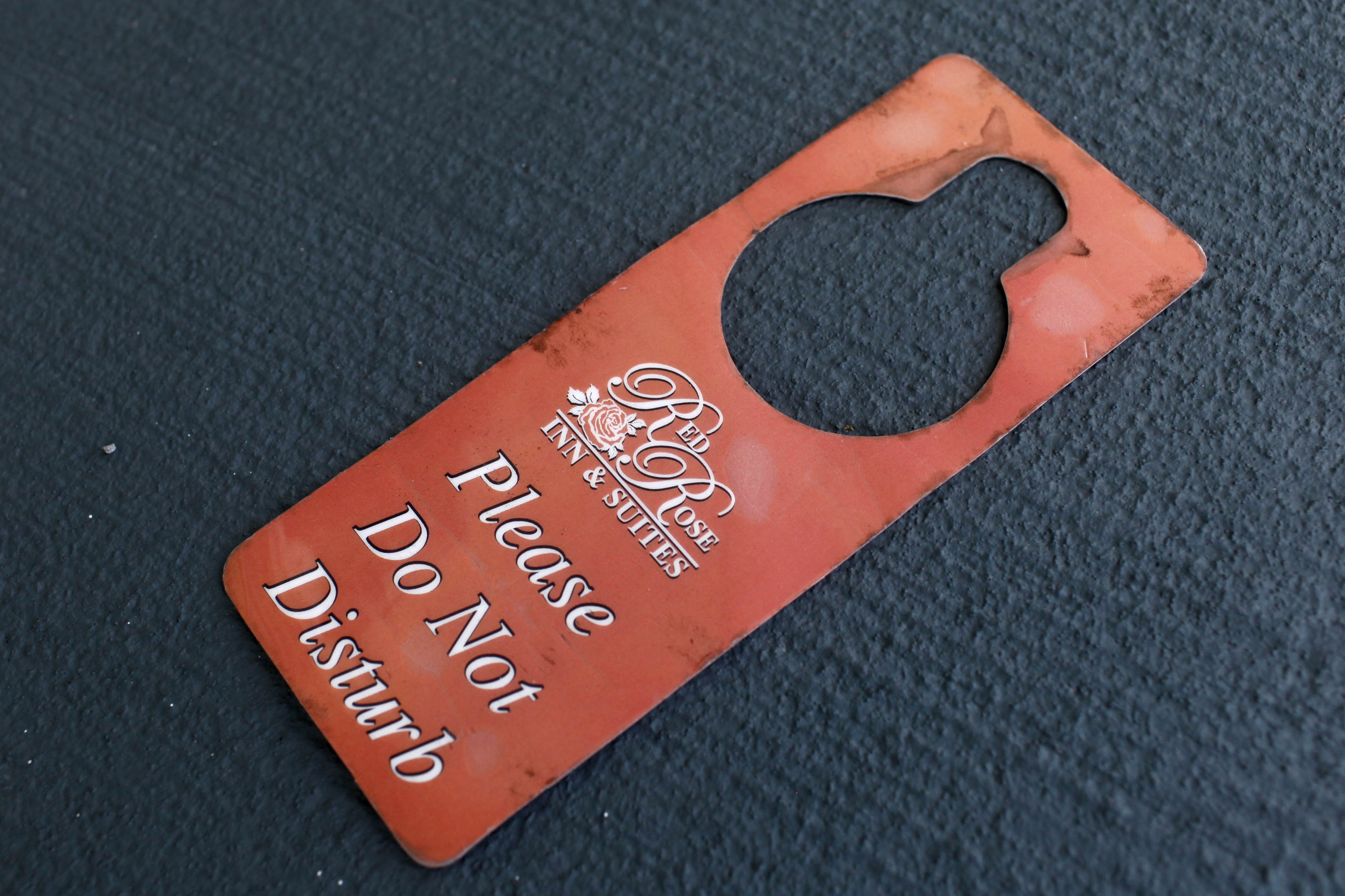 「請勿打擾」掛牌，讓飯店房客可以圖個清靜。（東方IC）