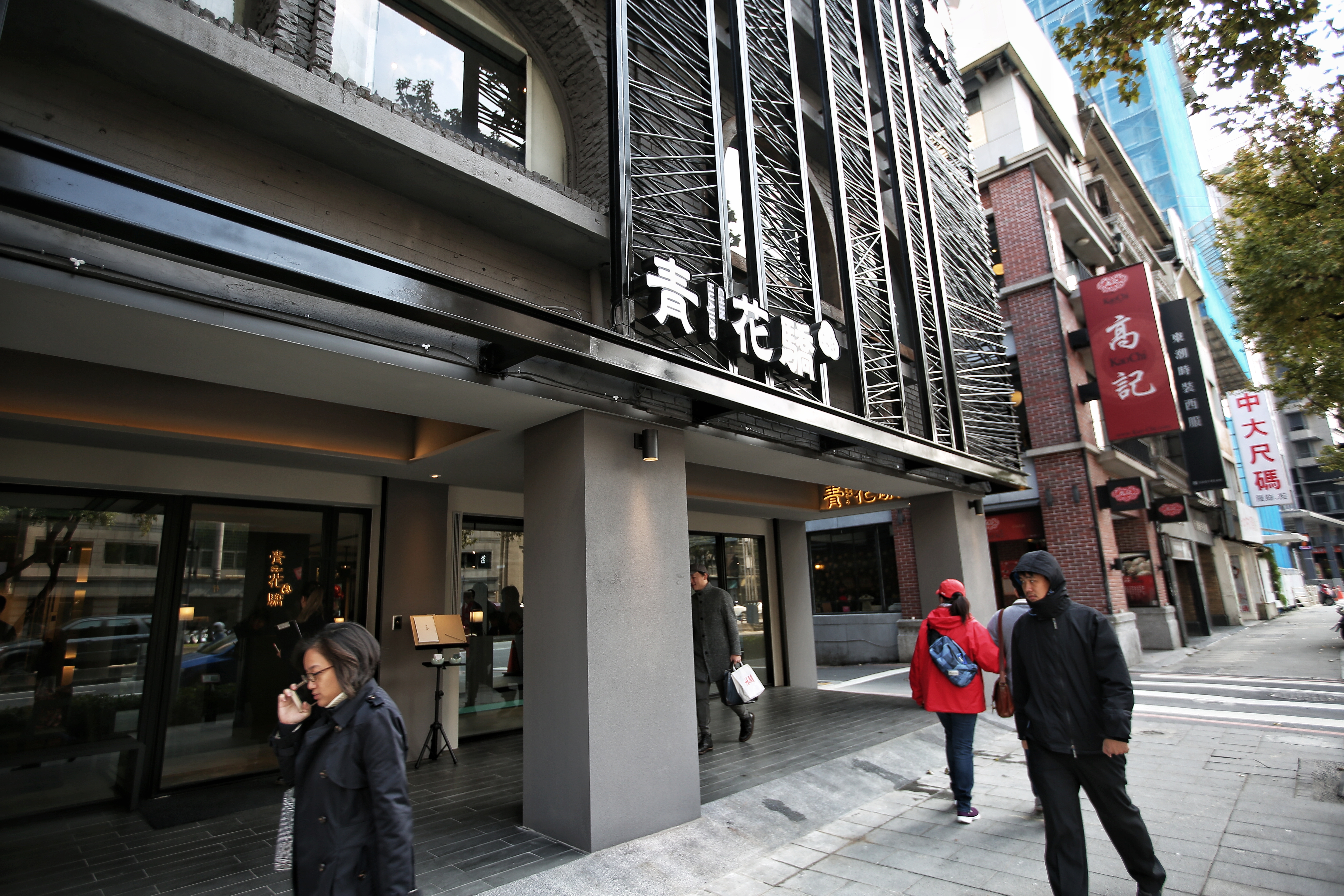 有別於傳統的麻辣鍋店，「青花驕」的裝潢新穎、簡約。