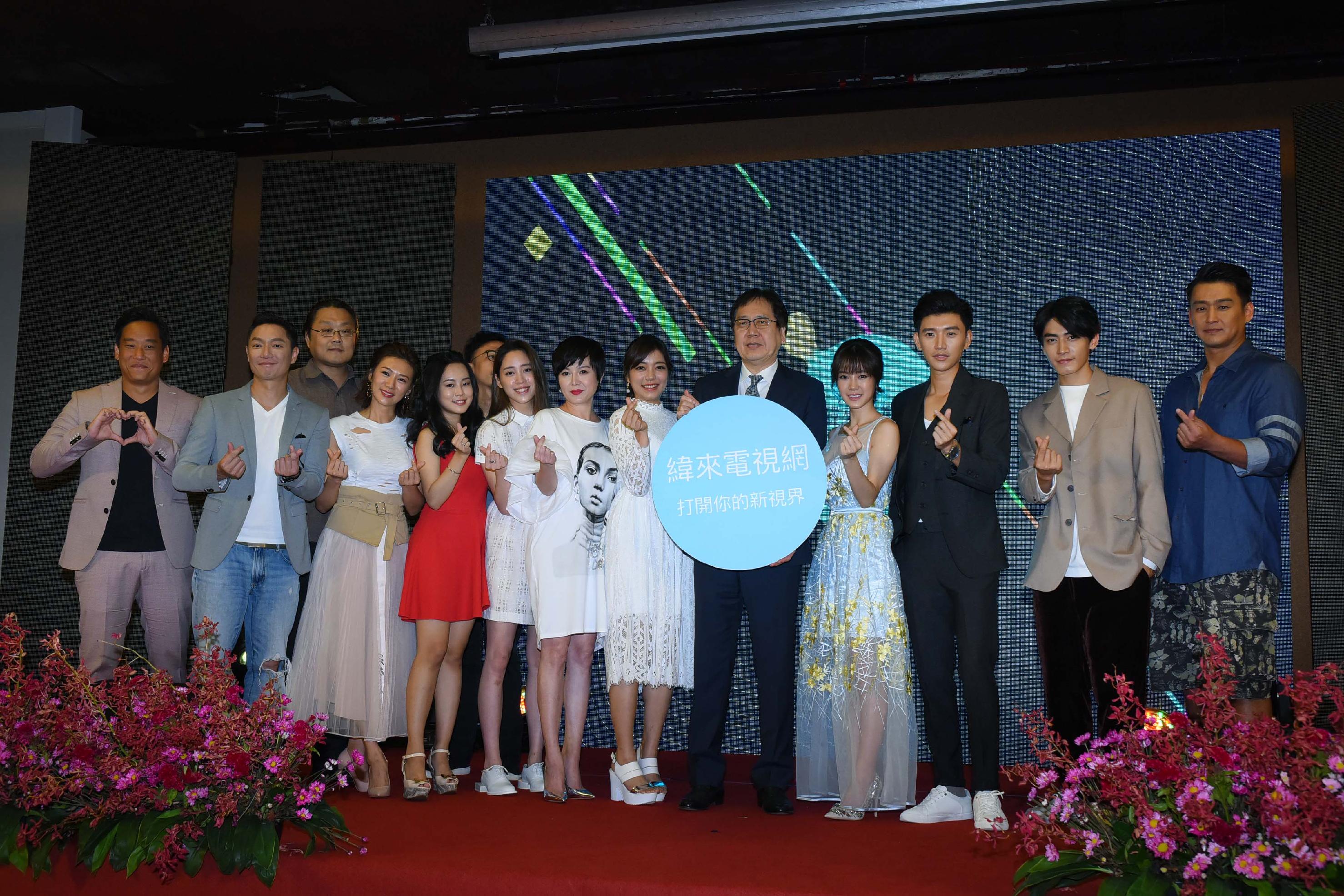 緯來電視網總經理鄭資益（右五）帶領謝祖武（左二）、歐陽妮妮（右八）、苗可麗（右七）等多位演員，在去年台北電視節宣布開啟「原創30．緯來打開你的新視野」計畫。（緯來提供）