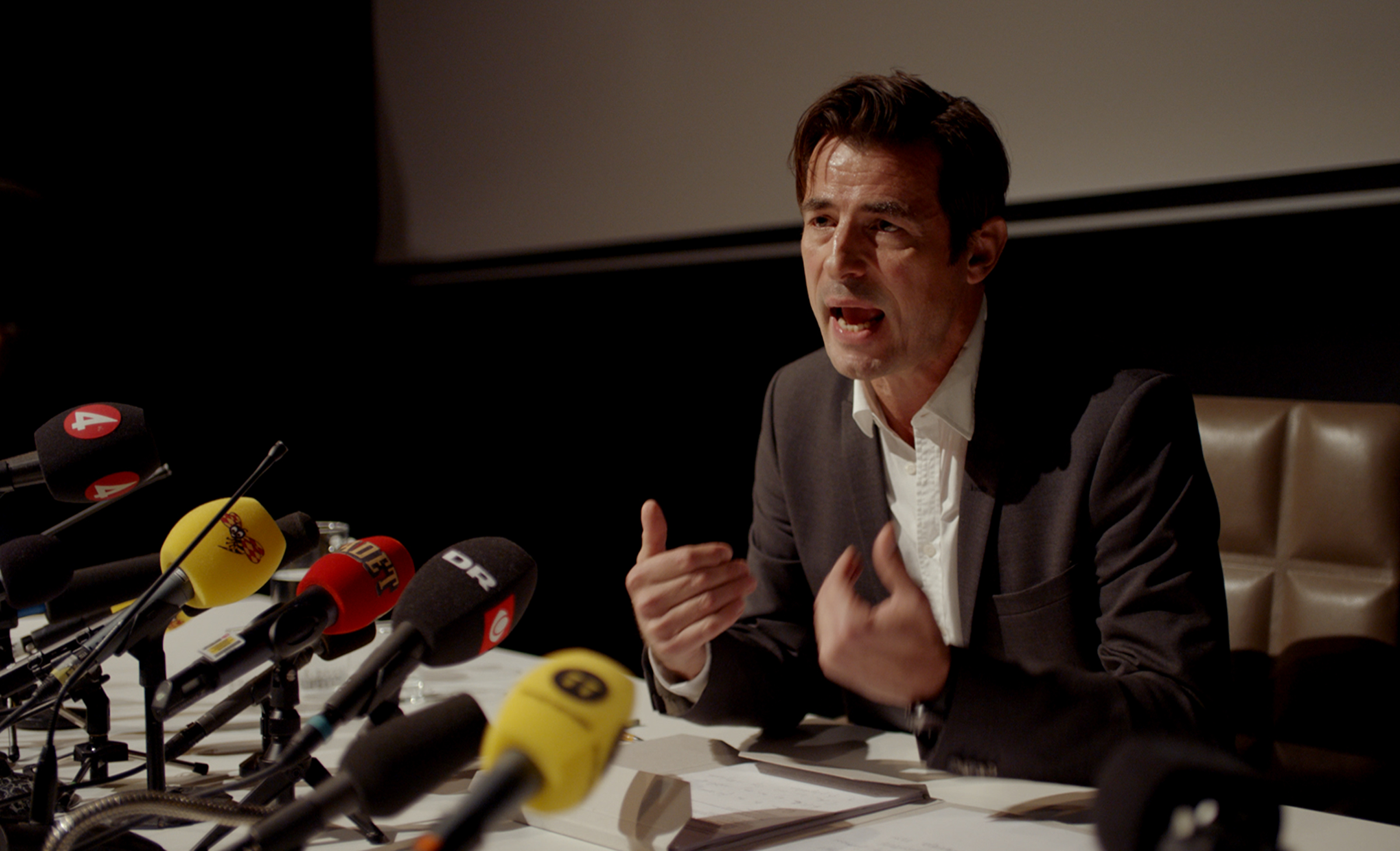 丹麥演員克萊斯邦在《抓狂美術館》中飾演帥氣的美術館館長。  （東昊提供）