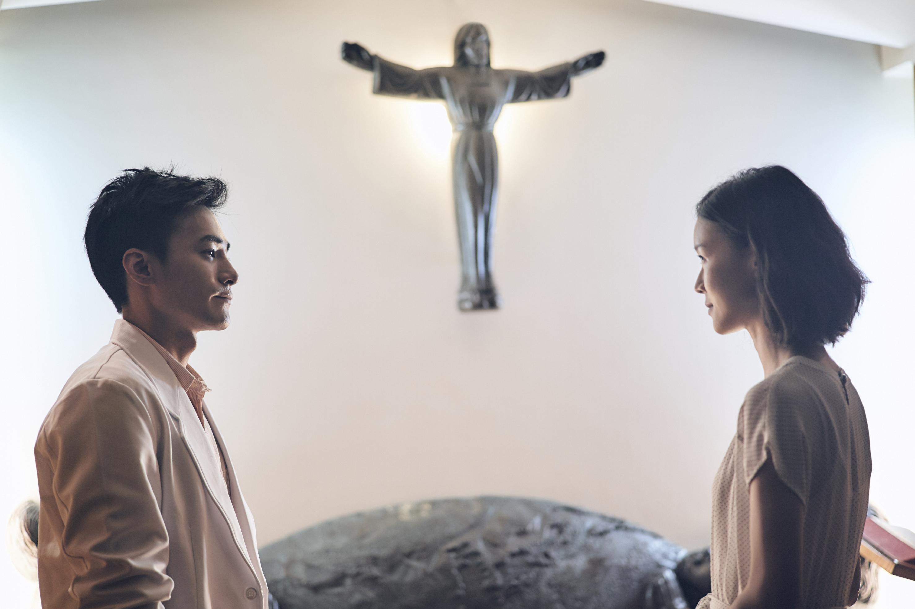 鍾瑶（右）、是元介主演的《天使薇薇》為「原創30」計畫中的新作，是部探討網紅現象的都會奇幻愛情喜劇。（緯來提供）