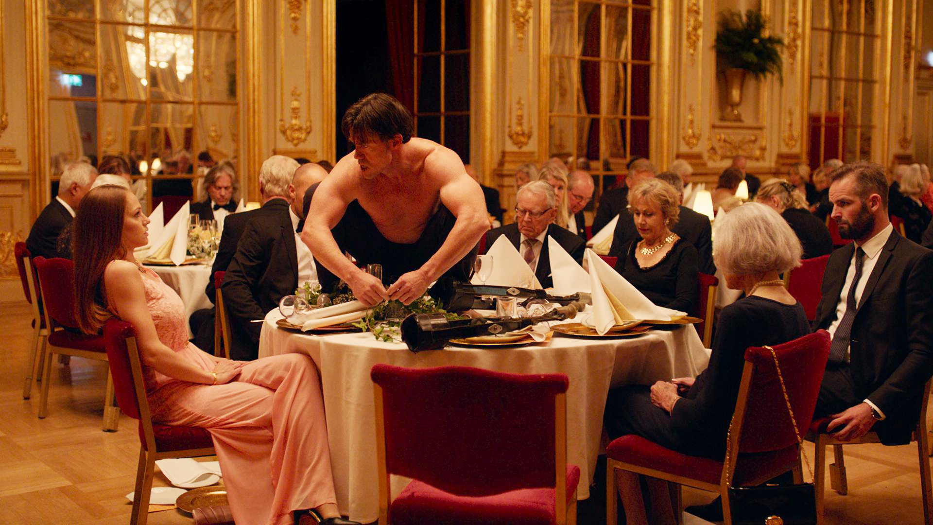 動態捕捉藝術家泰瑞諾特利（中）在《抓狂美術館》扮演裝成猩猩的表演藝術者，引起全場尷尬不安。（東昊提供）