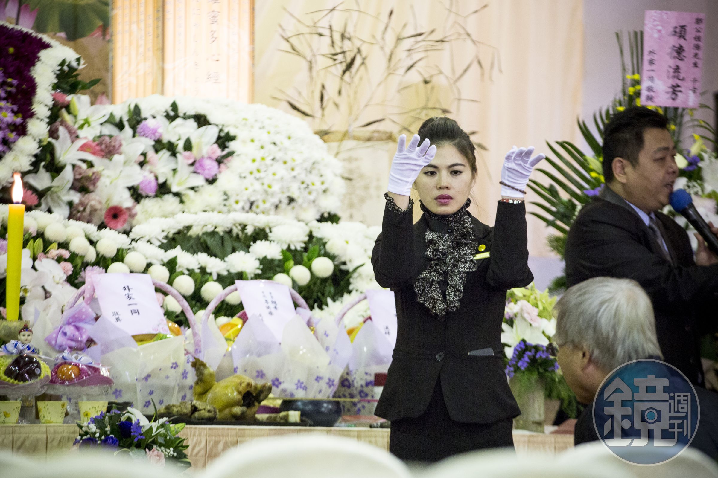 劉君玲從傳統殯葬牽亡魂陣、孝女白琴，逐漸轉型為現代化的襄儀。