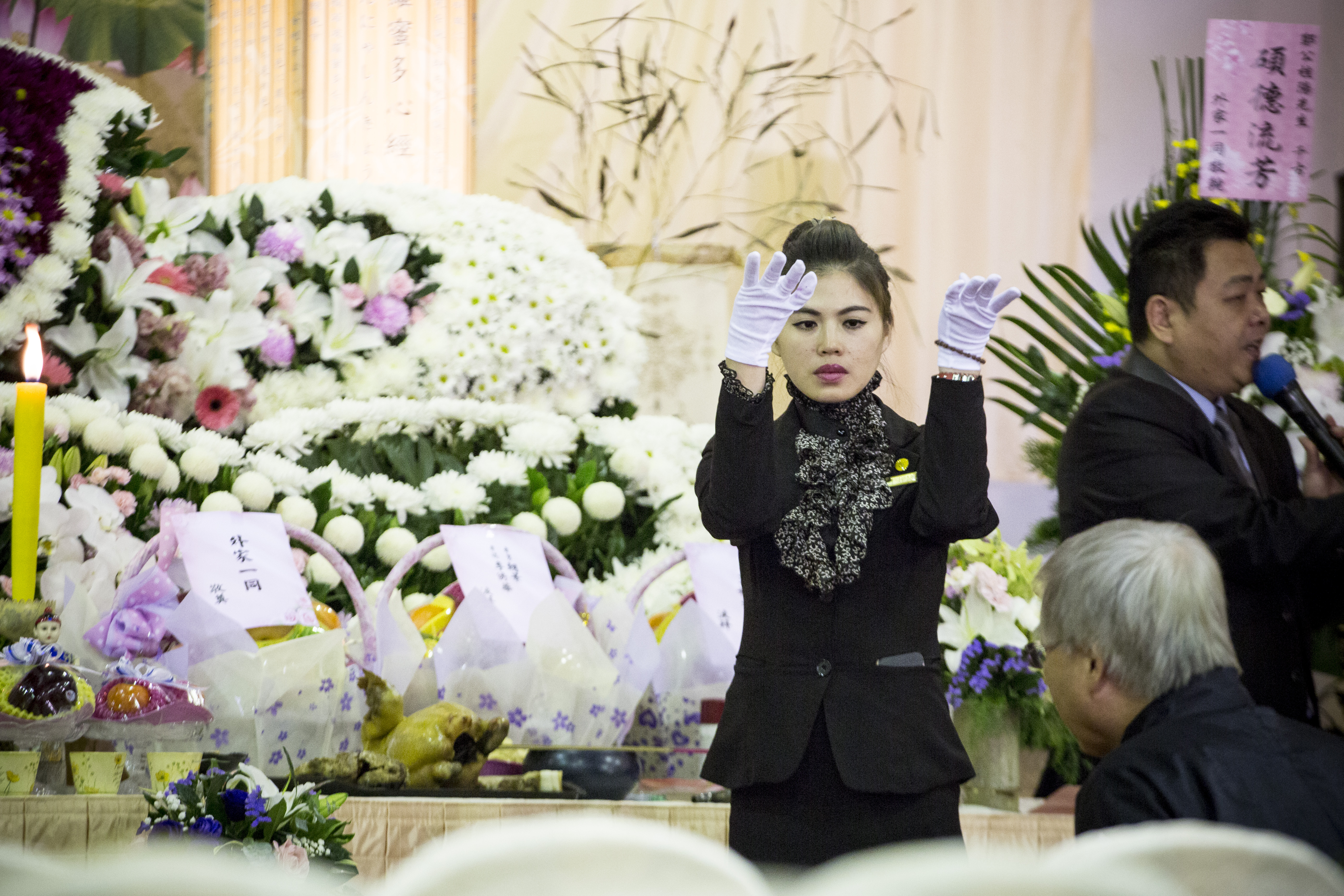 劉君玲從傳統殯葬牽亡魂陣、孝女白琴，逐漸轉型為現代化的襄儀。