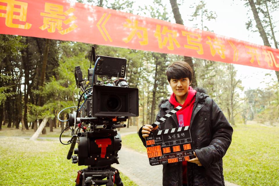 吳克群日前在大陸趕拍電影《為你寫詩》，初執導演筒的心血結晶，吳媽媽卻無緣親睹了。（翻攝自吳克群臉書）