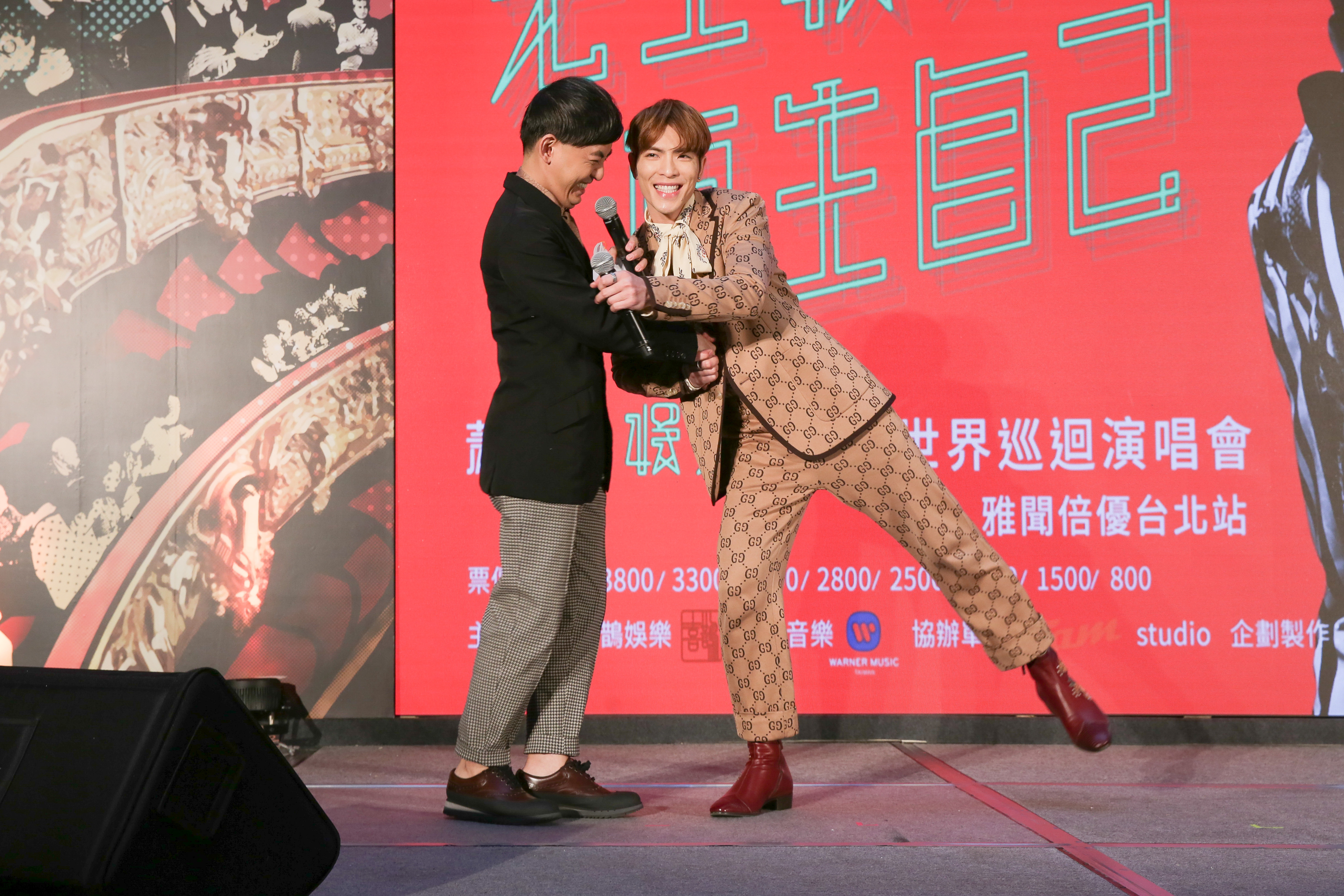 即將在5月4度攻蛋的老蕭，跟主持人黃子佼玩在一起，超活潑的。