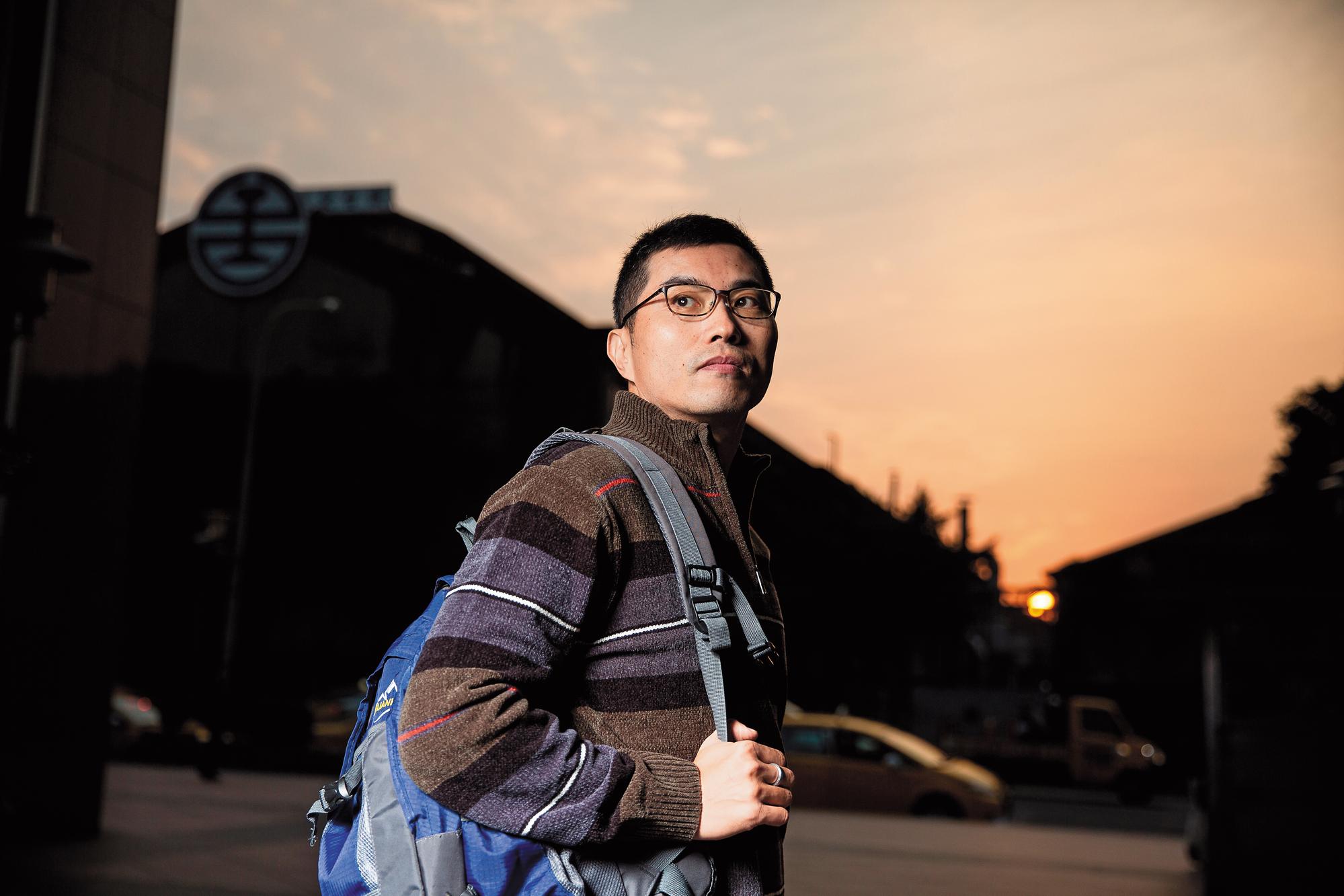 原是券商自營部操盤人的王仲麟,38歲就退休當全職奶爸,10年來靠著一套聚寶盆股操作換來食衣無虞。