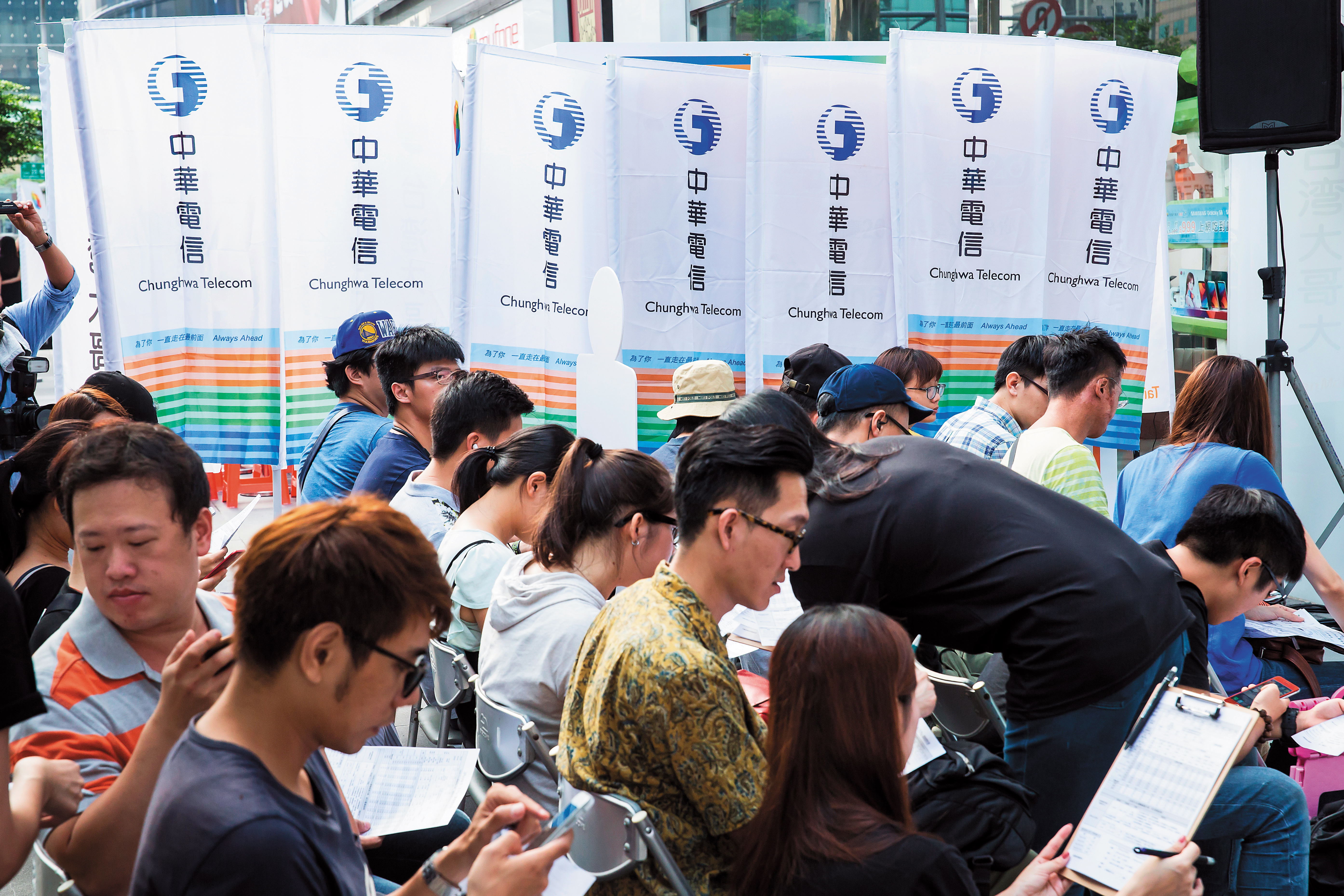 電信業者如中華電信，具有不可替代性、且不會沒落，是讓人安心的產業。
