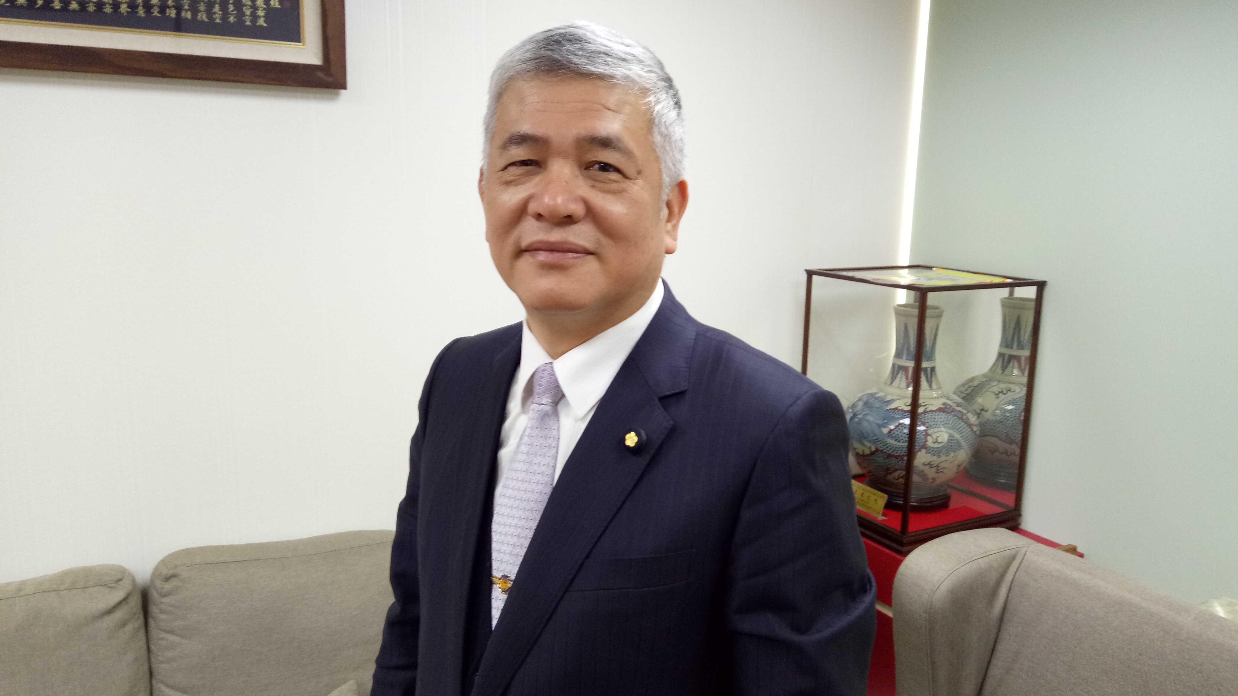 民進黨立委施義芳遭歹徒冒名向其友人行騙。