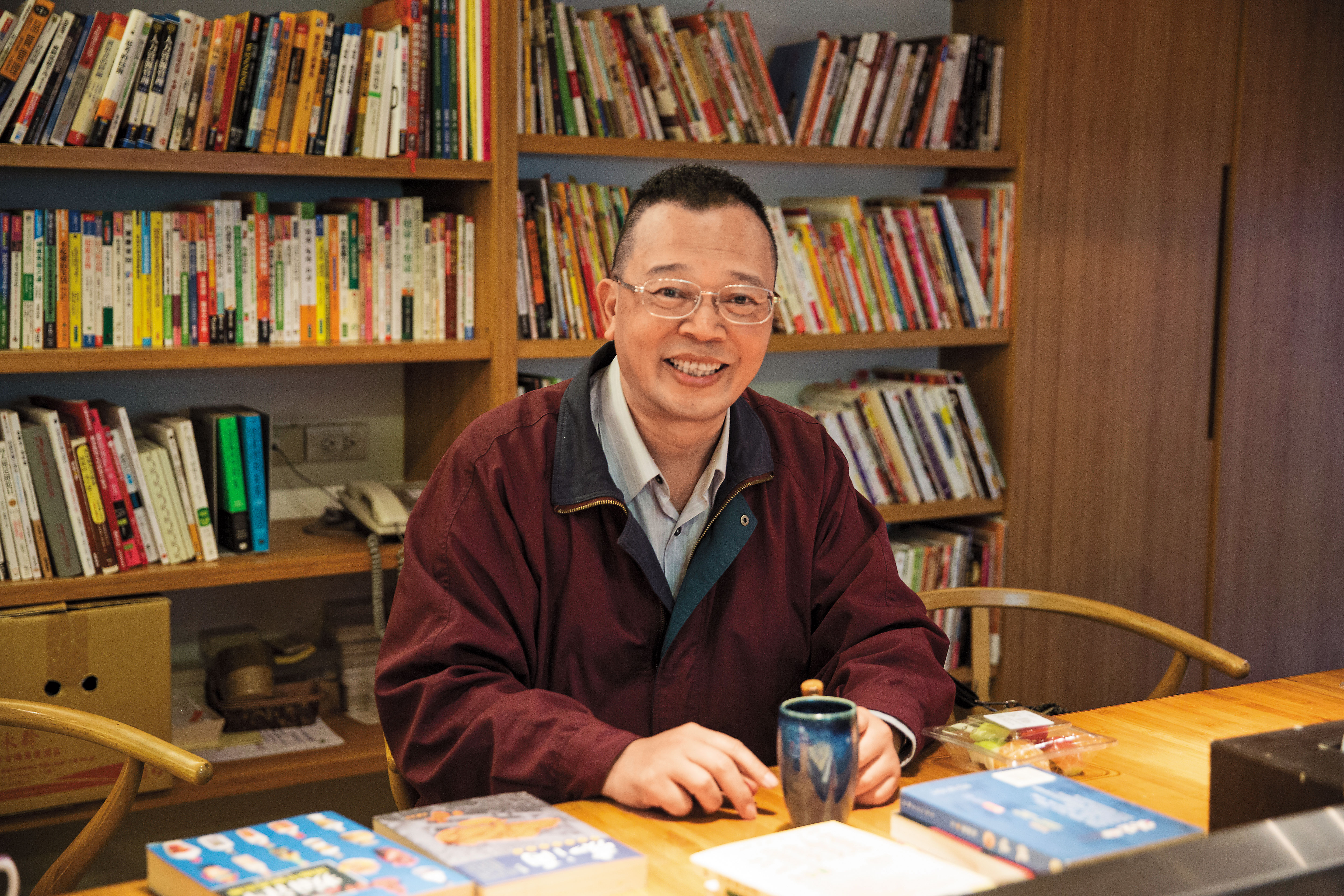 朱振藩家中藏書甚多,除了自己寫的書、別人寫的美食書,更有許多古書、書法字帖。