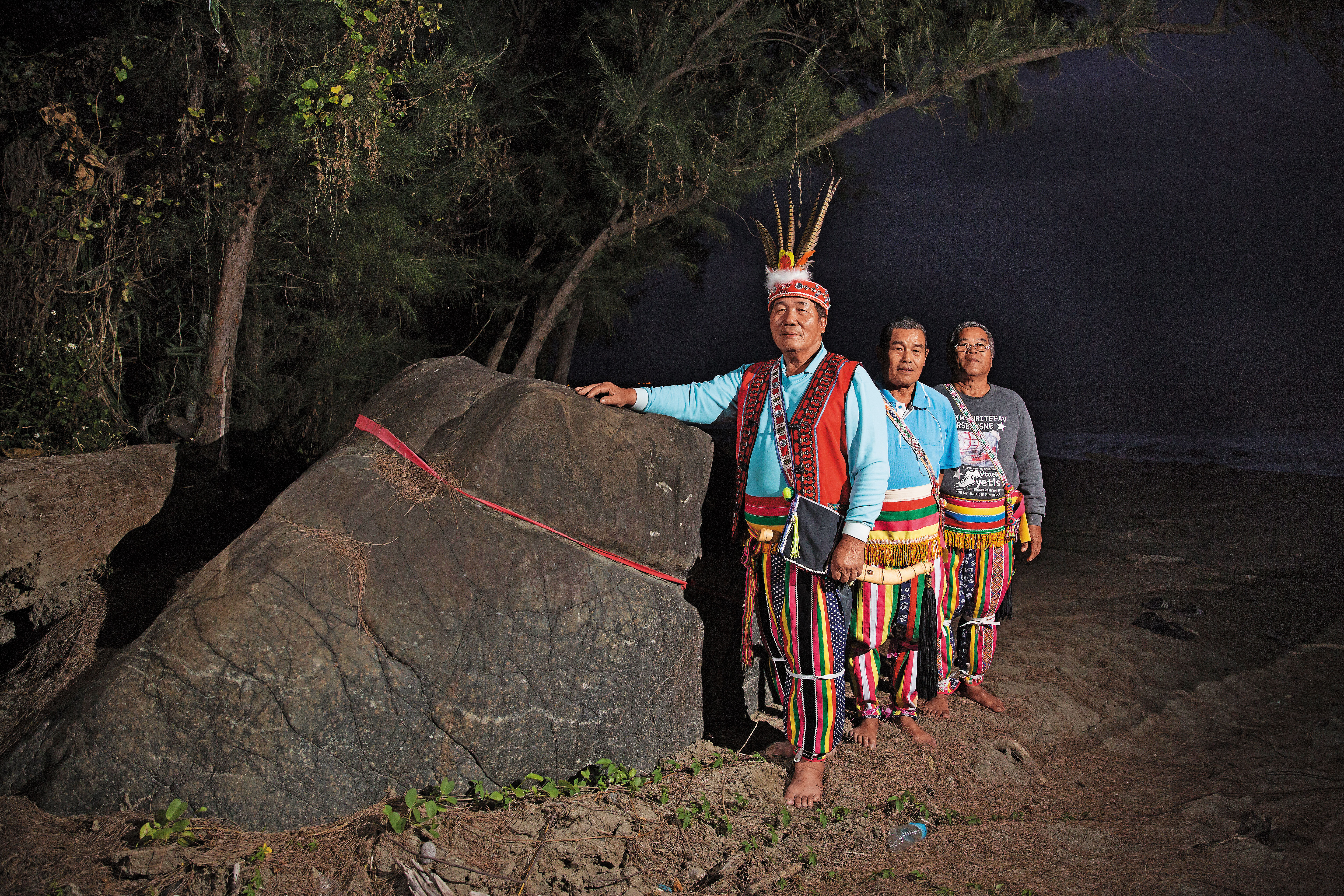 莿桐部落頭目劉裕義指著風箏石，控訴他們的神話被都蘭搶走。