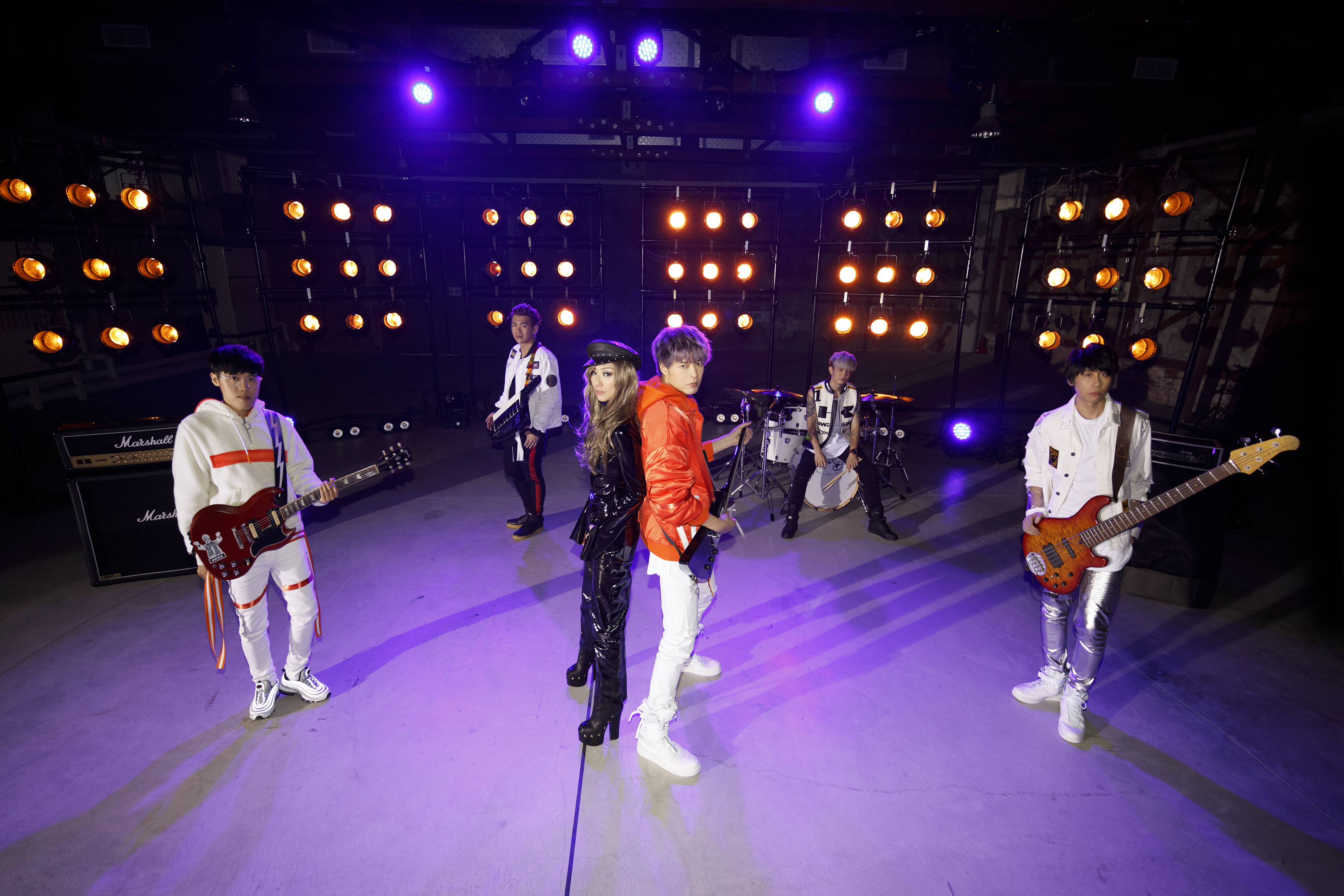 天后鄭秀文與八三夭樂團合作〈眉飛色舞PLUS〉，經典電音玩出新意，讓歌迷超振奮。（滾石提供）