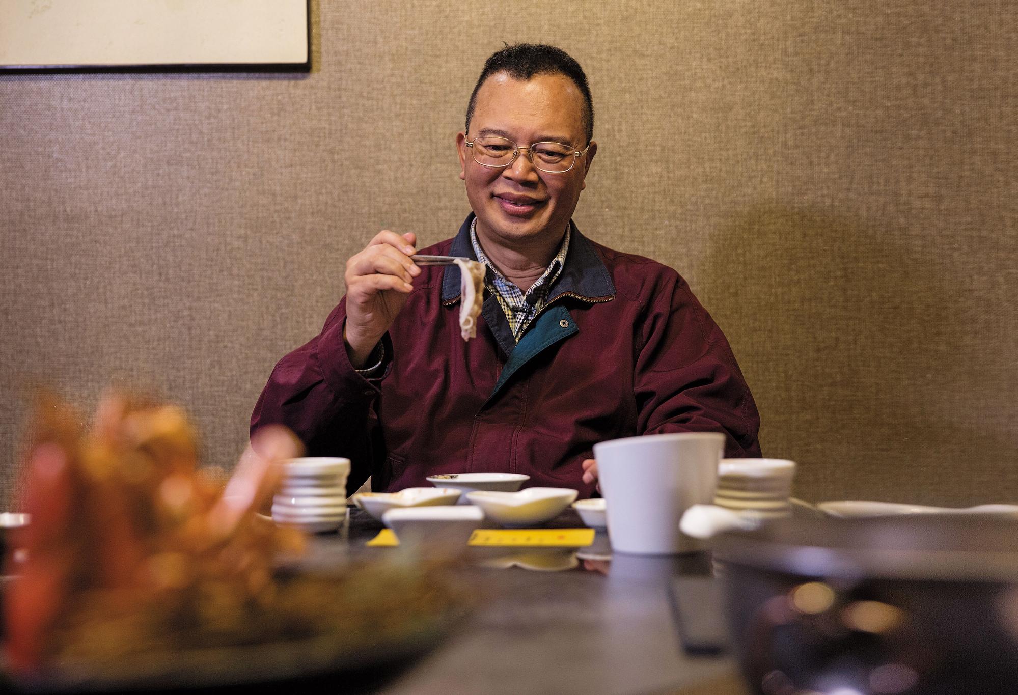 這餐朱振藩吃的是海膽火鍋 ,他說這道火鍋已20多年沒有餐廳推出,因成本極高。他喜歡鑽研飲食文化,稱自己是「食家」而非「美食家」。