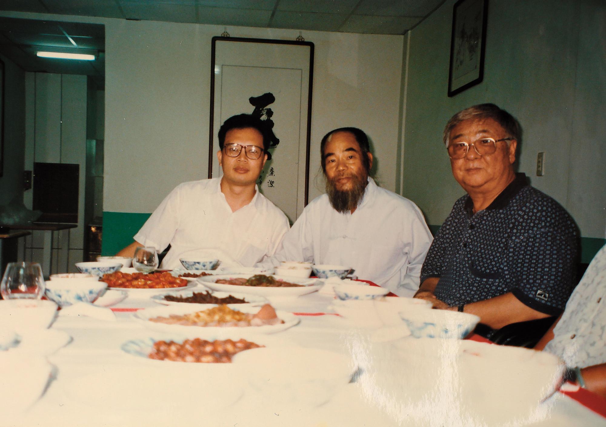朱振藩(左1)以食會友,中間為曾經被稱「食神」的已故名廚張北和,右為已故美食家逯耀東。(朱振藩提供)
