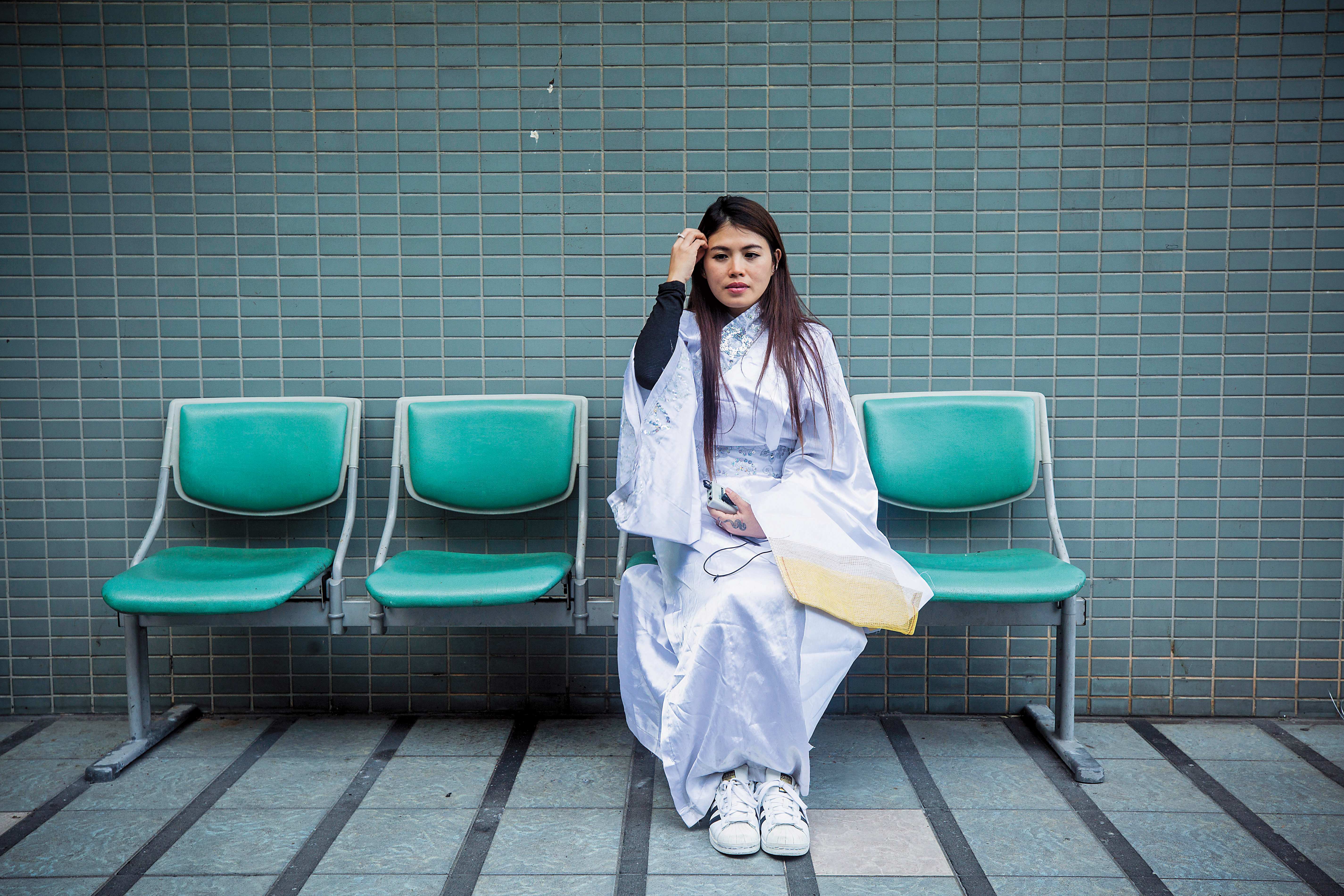 披上白袍，劉君玲的工作是孝女白琴，用哭聲與淚水為亡者送終。這天，哭了40分鐘，她卸下孝帽，在火葬場旁受訪，眼角還有淚。