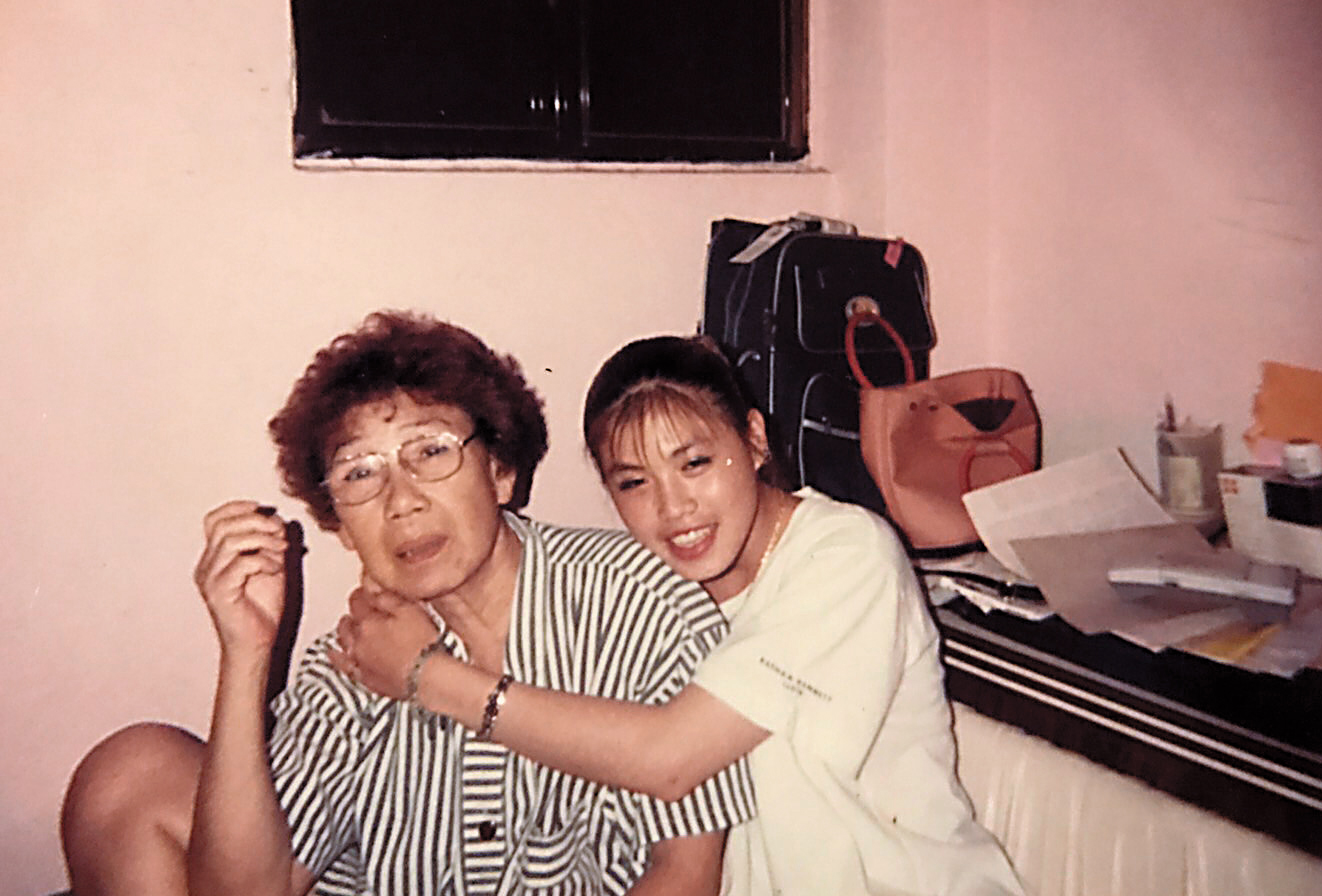 劉君玲(右)與外婆(左)毫無血緣關係,外婆養大她,也將孝女白琴功夫傳給她。(劉君玲提供)