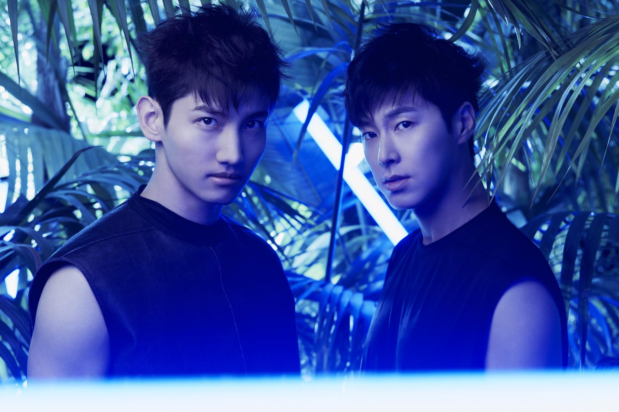 東方神起雙雙退伍後,展現更成熟的男人魅力。(avex Taiwan提供)