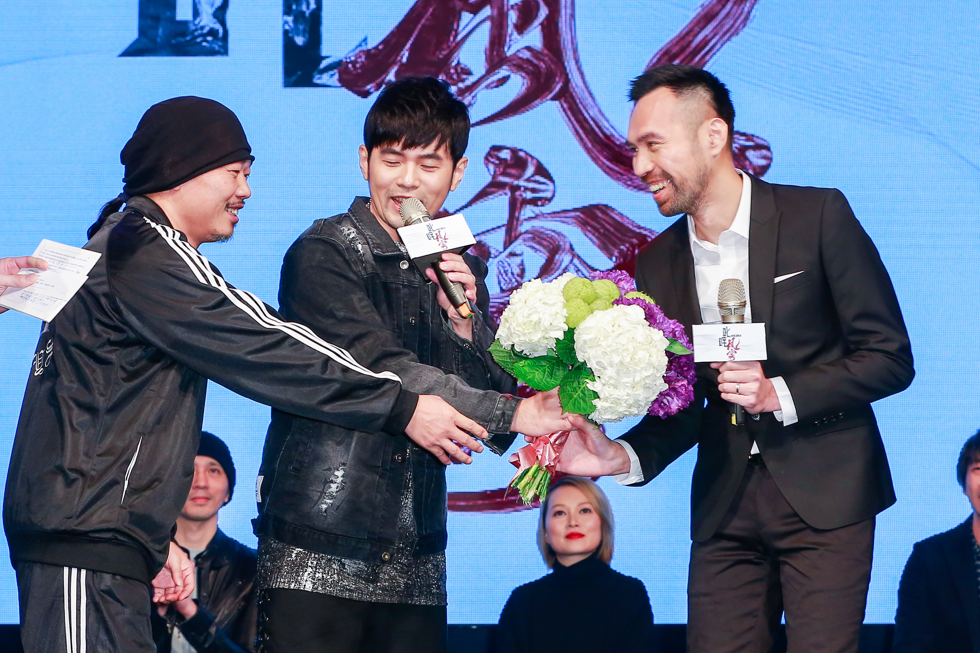 方文山（左）到場致賀，還為周杰倫及陳奕先獻上花束，但他說「是從旁邊花籃摘下湊起來的」。