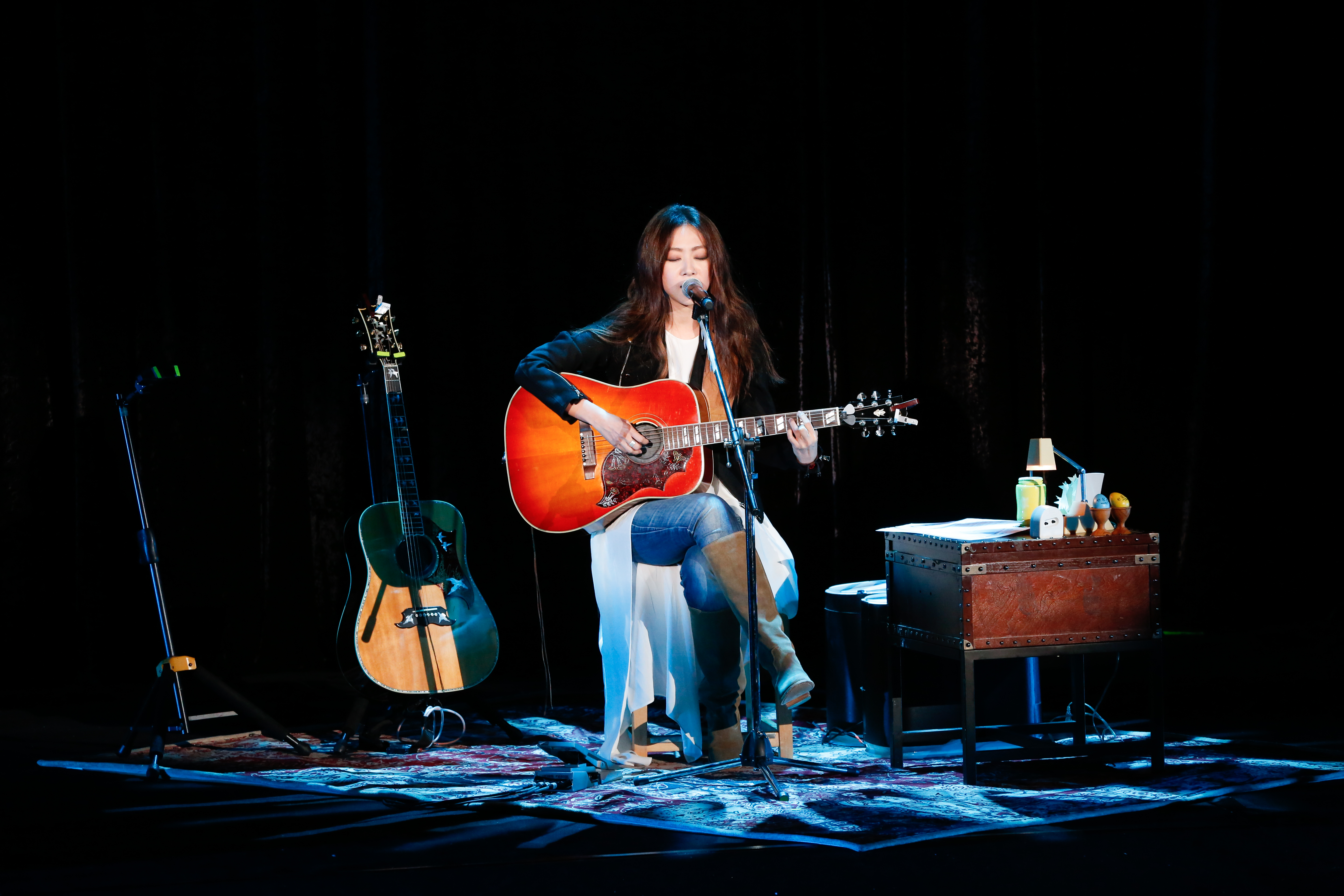 陳綺貞在台北國際會議中心連辦3天演唱會,一席牛仔褲的造型唱完全場。