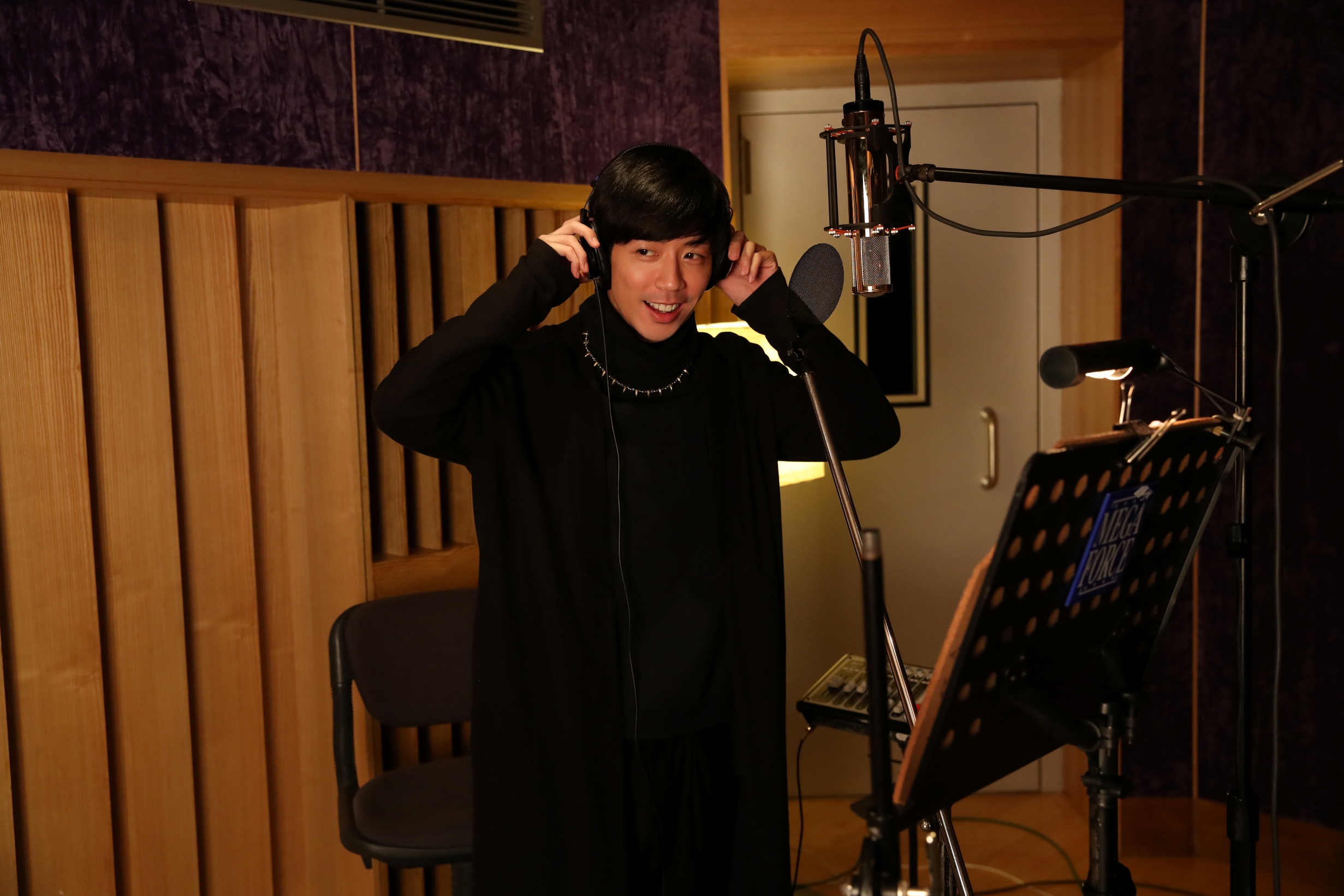 創作歌手廖允杰為電影量身打造中文宣傳曲＜You’re Not Me＞，從演唱、詞曲到製作一手包辦。（CACTHPLAY 提供）